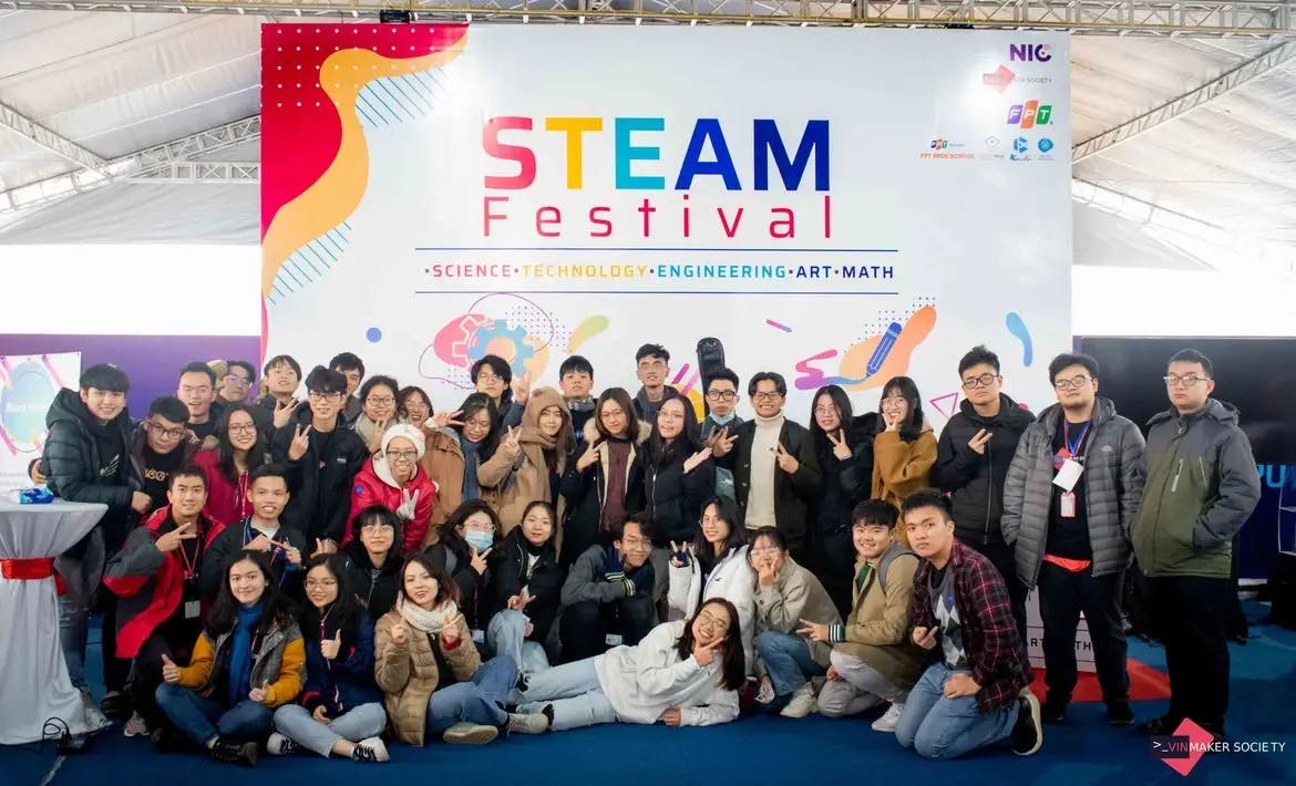 Tân cử nhân Hương Lan (mặc áo nâu, ngồi hàng đầu) trong ngày hội STEAM với Trung tâm Đổi mới sáng tạo của VinUni.