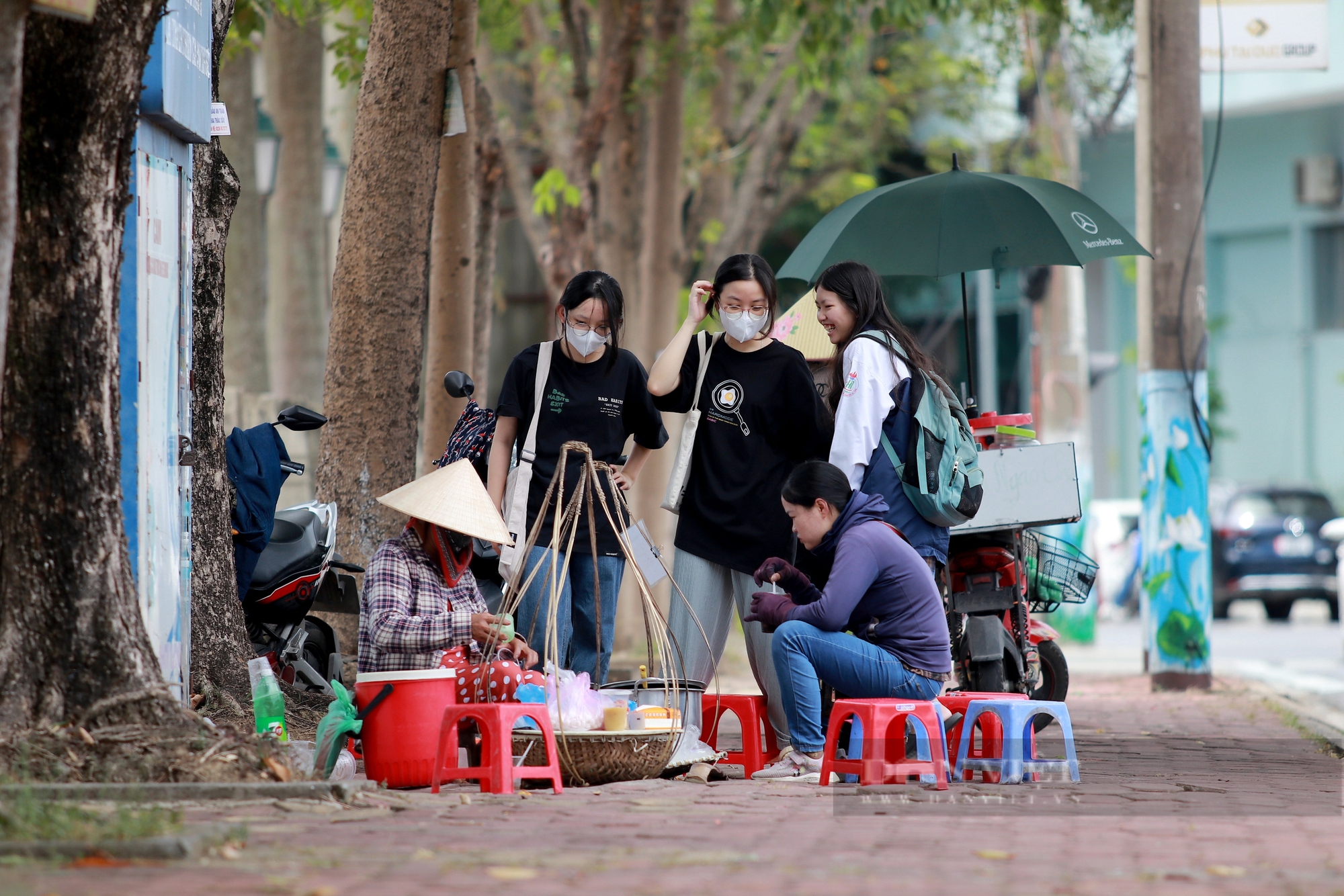 Nhiệt độ gần 40 độ C, người lao động tại Hà Tĩnh "đội nắng" mưu sinh giữa trưa- Ảnh 6.