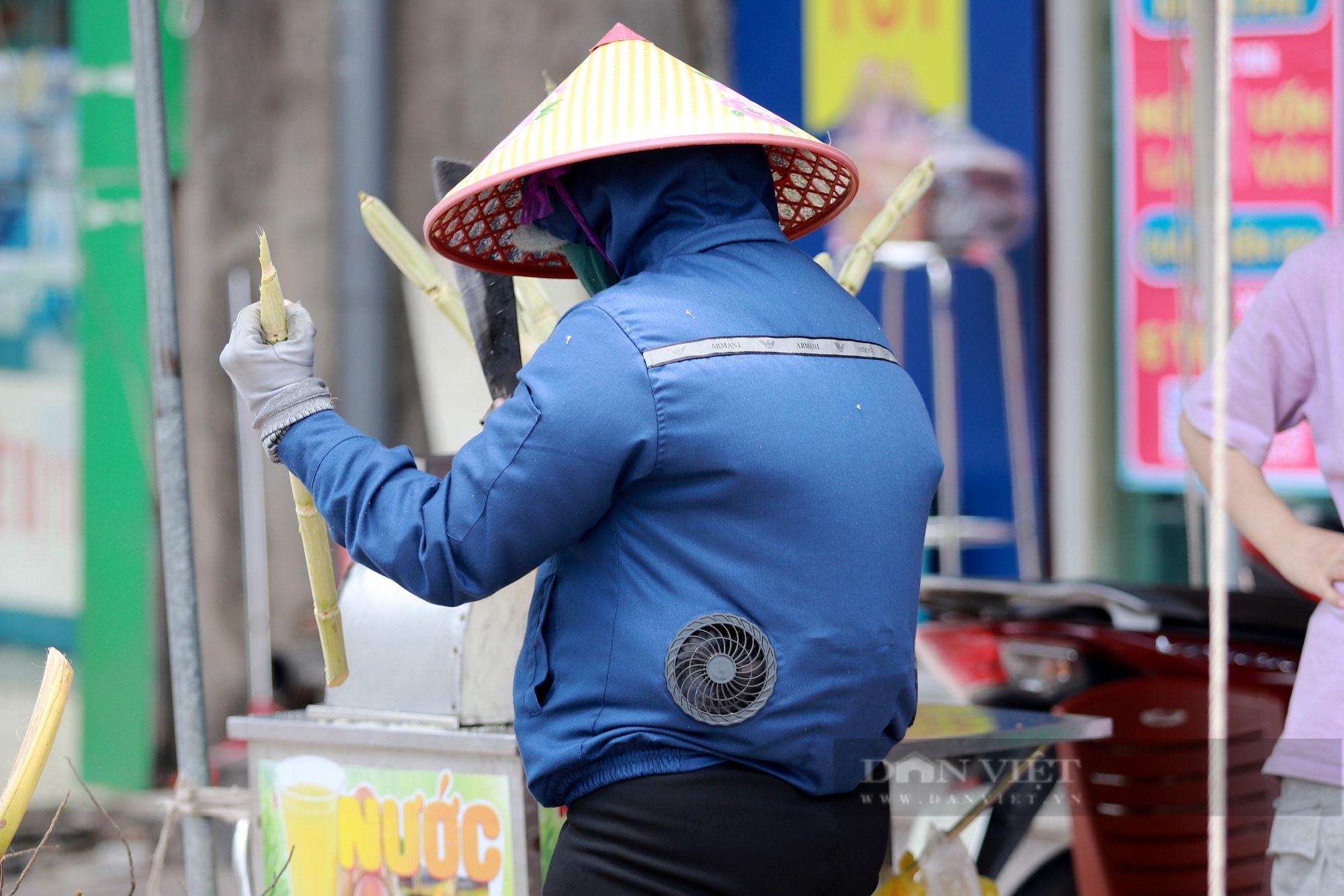 Nhiệt độ gần 40 độ C, người lao động tại Hà Tĩnh "đội nắng" mưu sinh giữa trưa- Ảnh 10.