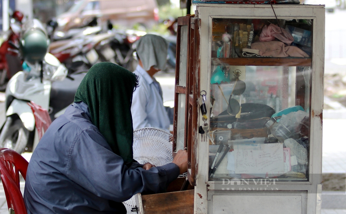 Nhiệt độ gần 40 độ C, người lao động tại Hà Tĩnh "đội nắng" mưu sinh giữa trưa- Ảnh 7.