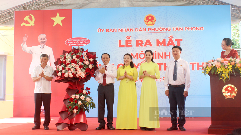 Phó bí thư thường trực Tỉnh ủy Đồng Nai Hồ Thanh Sơn (trái) chúc mừng UBND phường Tân Phong (TP.Biên Hòa) tại lễ ra mắt mô hình Chính quyền thân thiện. Ảnh: Nguyên Vỹ