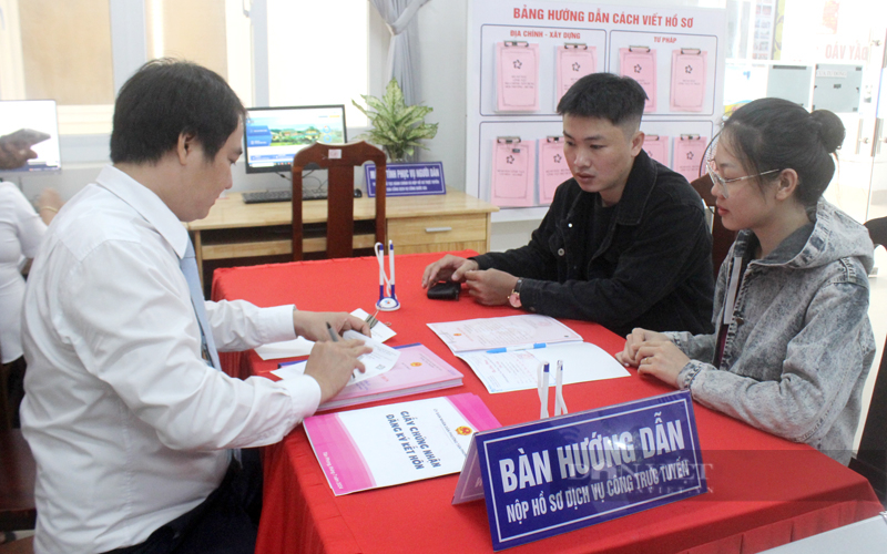 Cán bộ phường Tân Phong hướng dẫn người dân thủ tục đăng ký kết hôn. Ảnh: Nguyên Vỹ