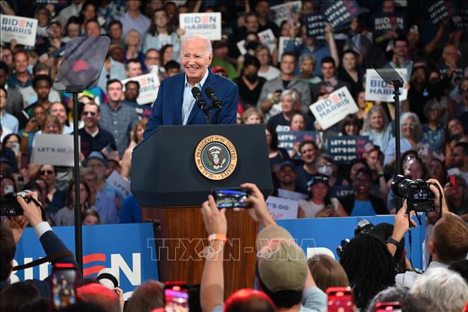 Tổng thống Mỹ Joe Biden phản ứng về quyền miễn trừ truy tố với ông Trump- Ảnh 1.