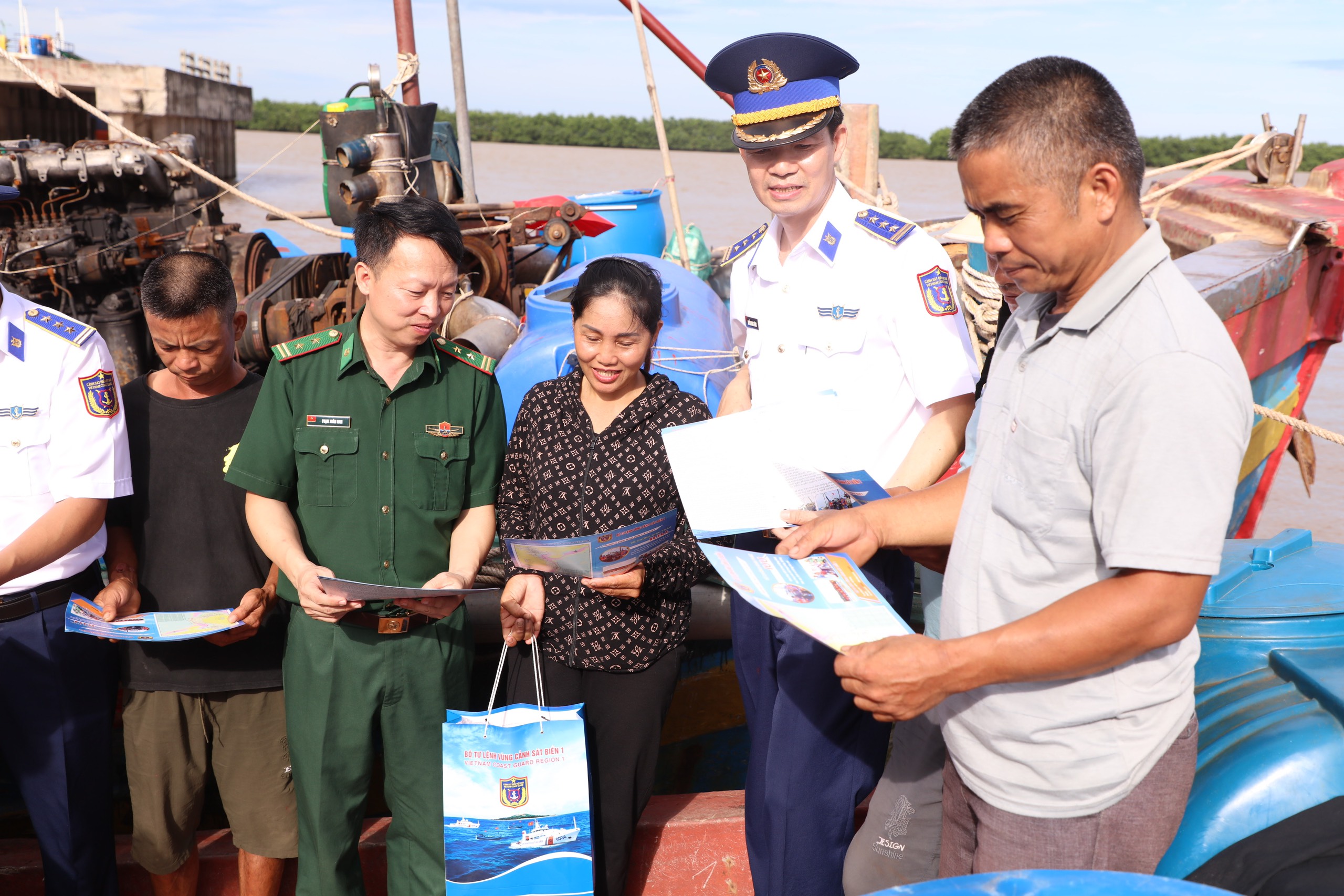 Bộ Tư lệnh Vùng cảnh sát biển 1 đồng hành cùng ngư dân Ninh Bình- Ảnh 2.