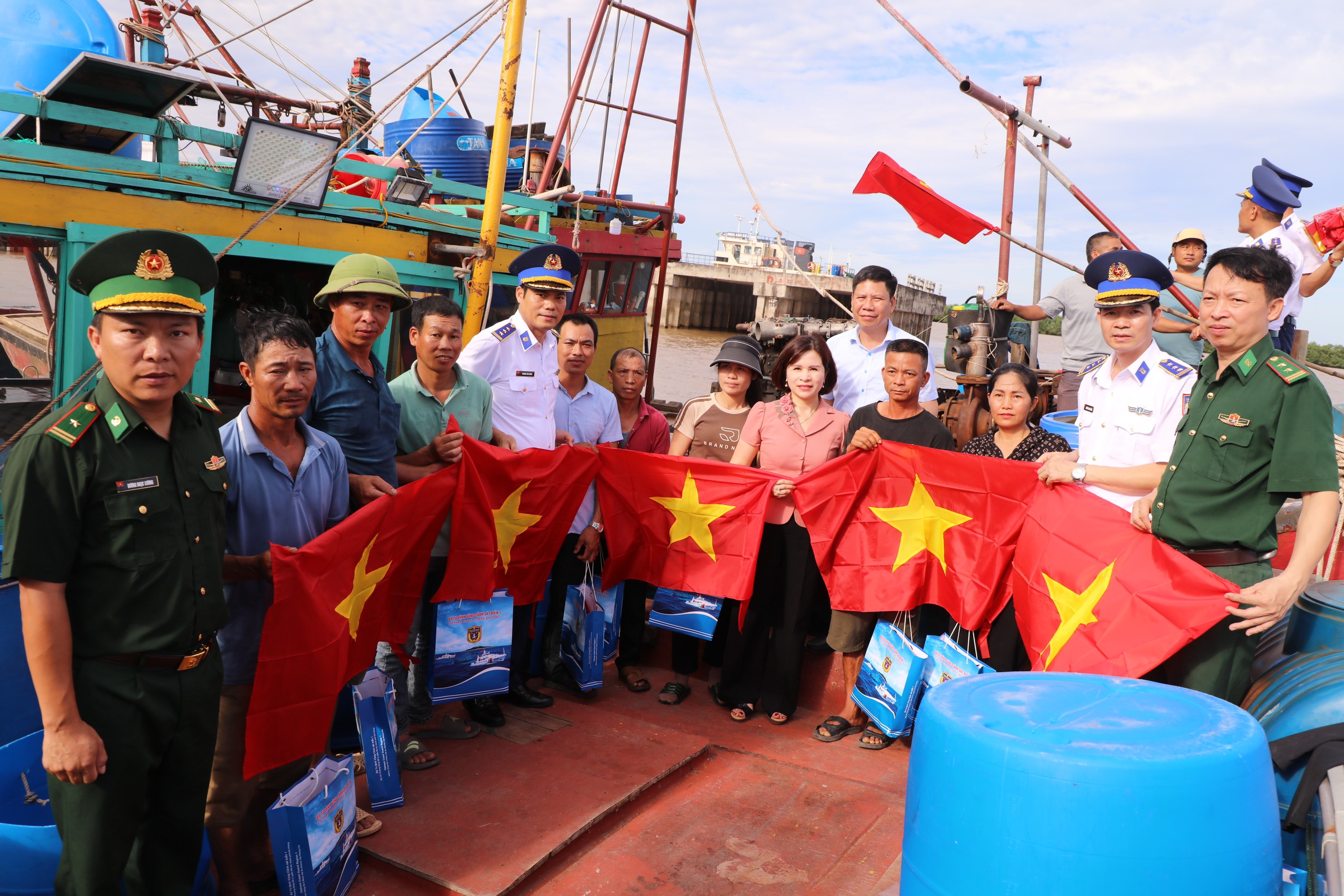 Bộ Tư lệnh Vùng cảnh sát biển 1 đồng hành cùng ngư dân Ninh Bình- Ảnh 1.