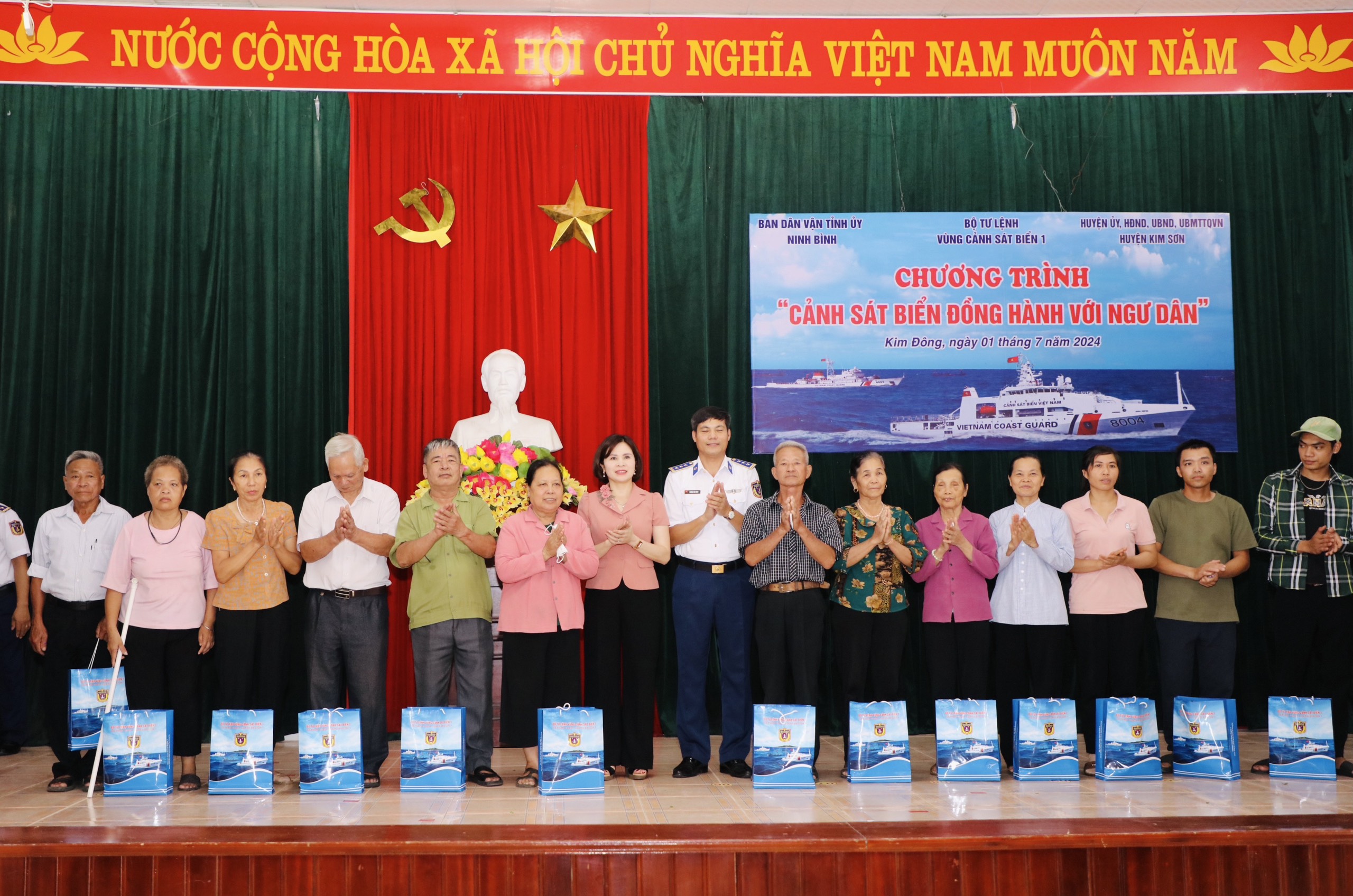 Bộ Tư lệnh Vùng cảnh sát biển 1 đồng hành cùng ngư dân Ninh Bình- Ảnh 3.