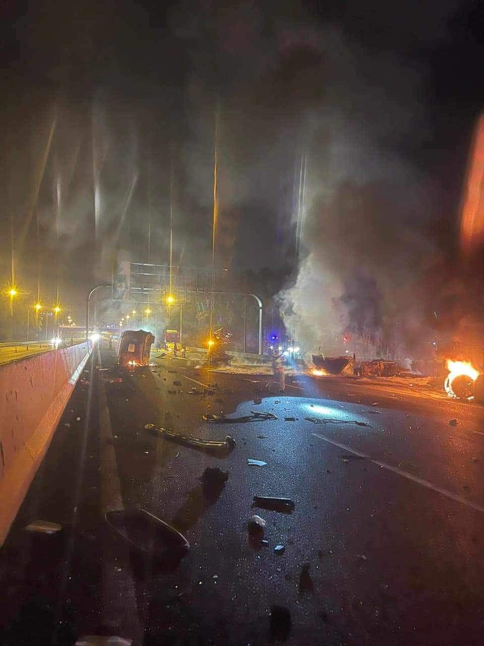 Sau va chạm với xe tải, xe bồn chở xăng dầu cháy nổ dữ dội trên cao tốc Hà Nội - Hải Phòng- Ảnh 3.