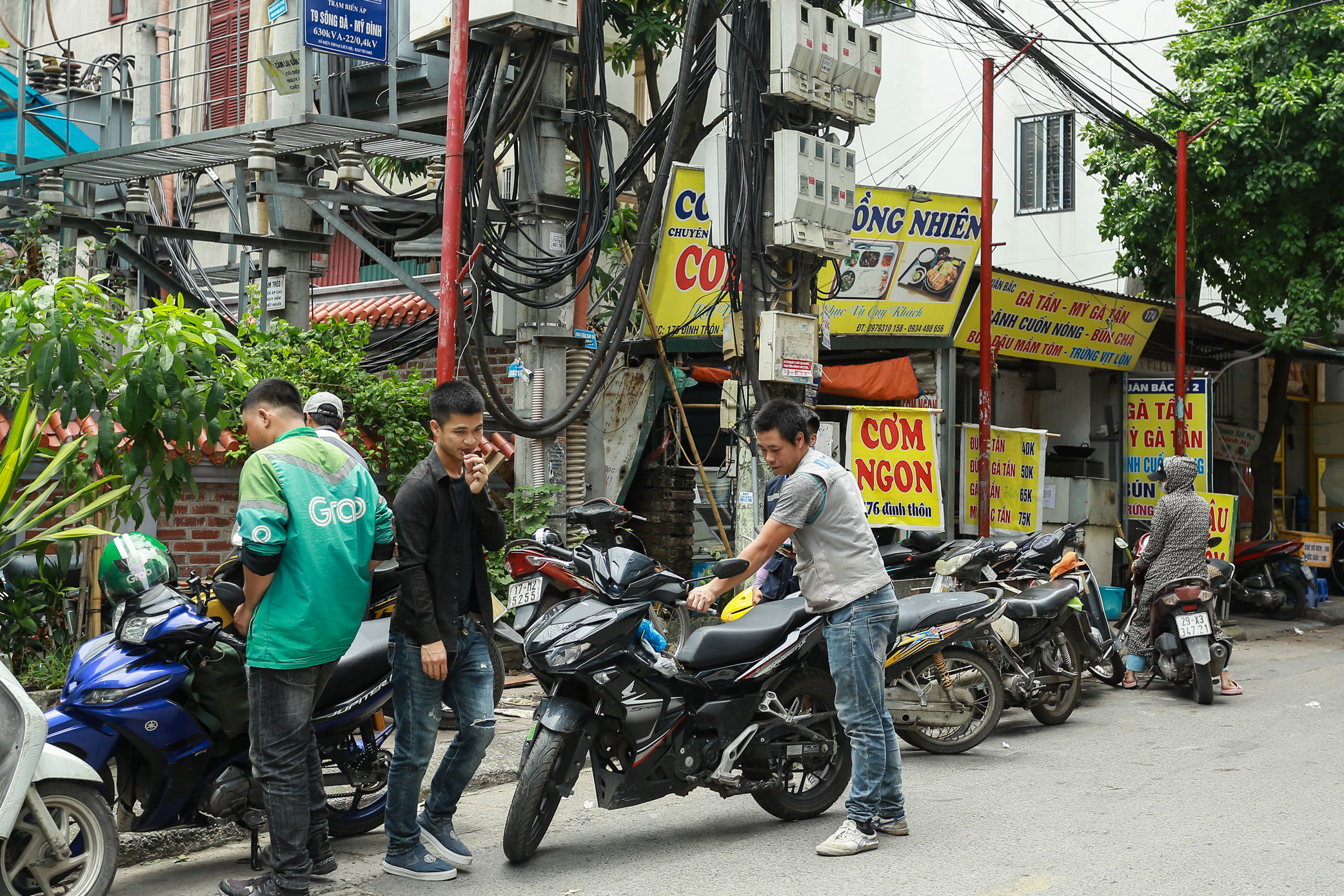 Cảnh tượng nhếch nhác, xuống cấp của 2 tuyến phố kiểu mẫu ở Hà Nội sau 8 năm- Ảnh 6.
