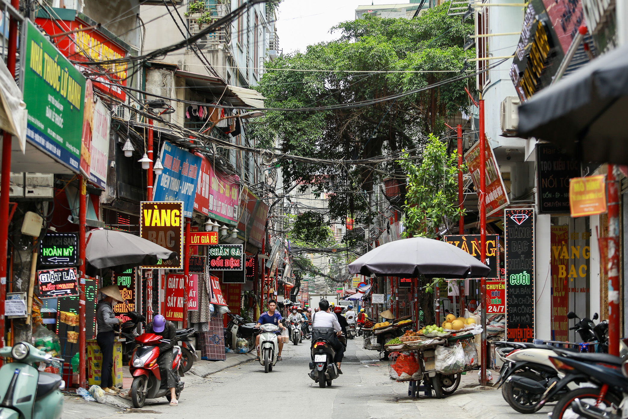 Cảnh tượng nhếch nhác, xuống cấp của 2 tuyến phố kiểu mẫu ở Hà Nội sau 8 năm- Ảnh 1.