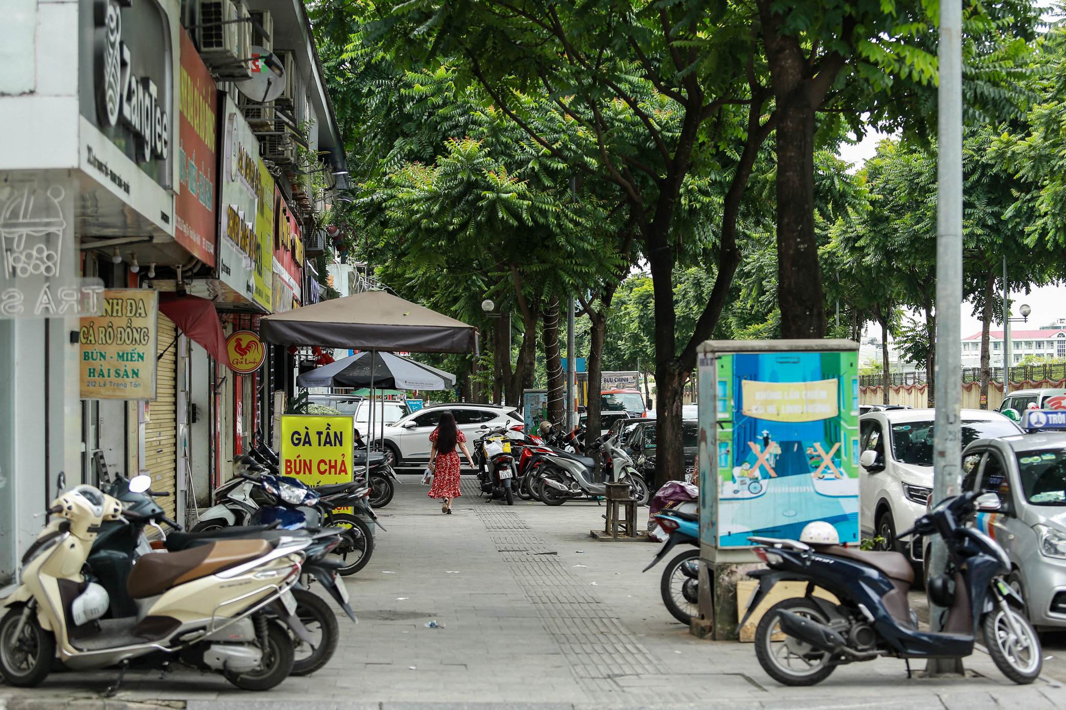 Cảnh tượng nhếch nhác, xuống cấp của 2 tuyến phố kiểu mẫu ở Hà Nội sau 8 năm- Ảnh 14.