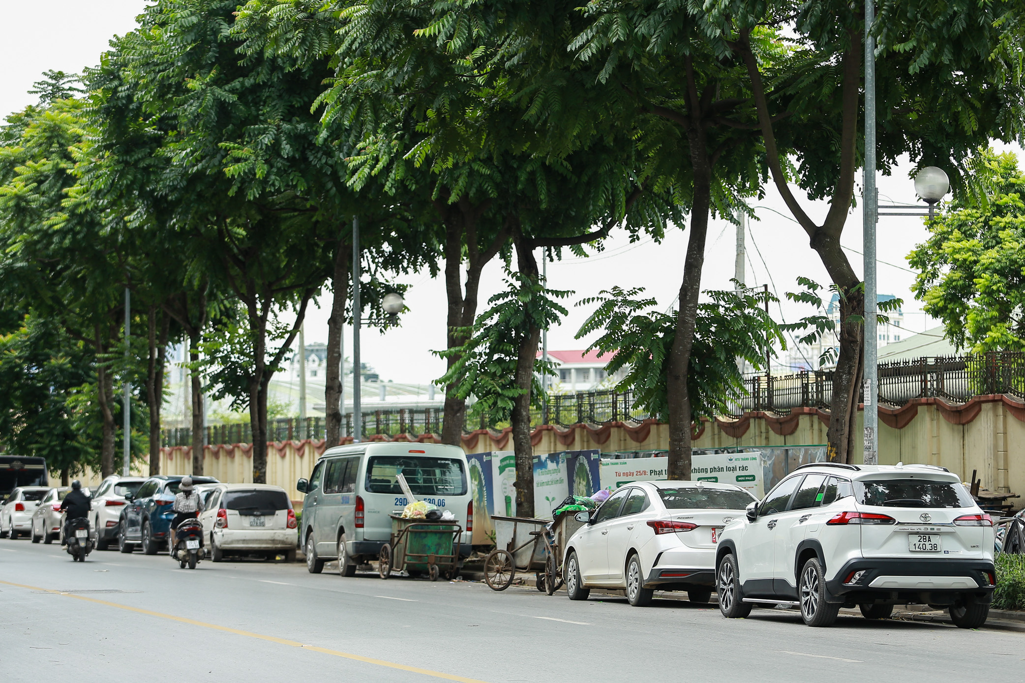Cảnh tượng nhếch nhác, xuống cấp của 2 tuyến phố kiểu mẫu ở Hà Nội sau 8 năm- Ảnh 12.