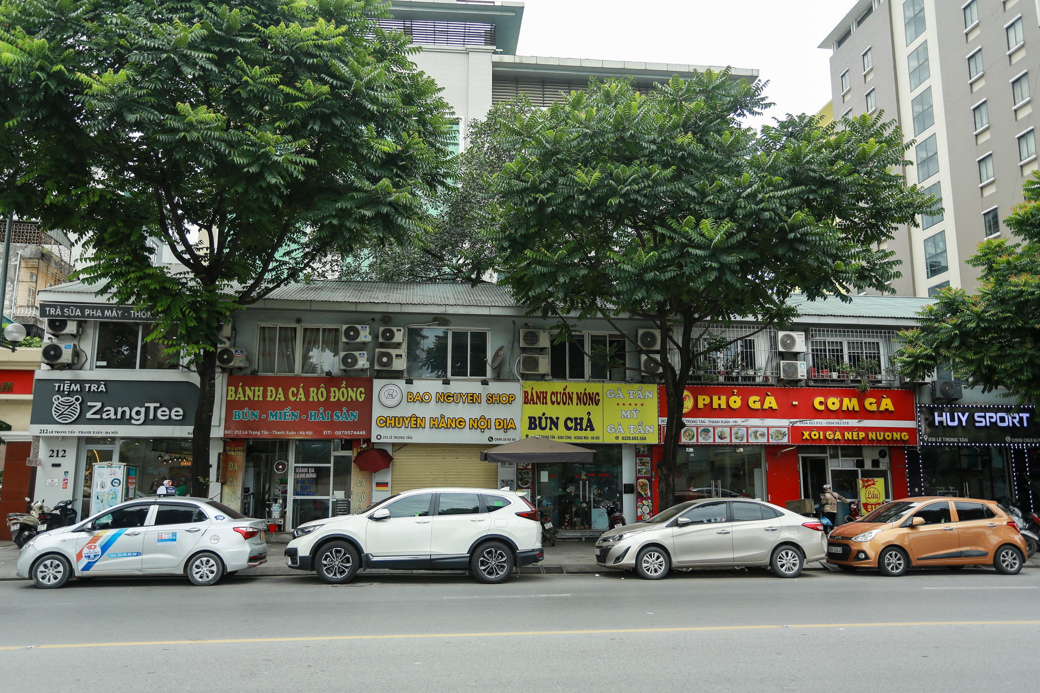 Cảnh tượng nhếch nhác, xuống cấp của 2 tuyến phố kiểu mẫu ở Hà Nội sau 8 năm- Ảnh 10.
