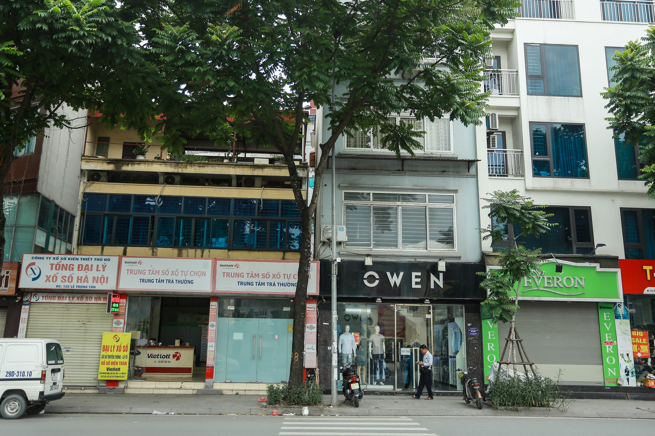 Cảnh tượng nhếch nhác, xuống cấp của 2 tuyến phố kiểu mẫu ở Hà Nội sau 8 năm- Ảnh 9.