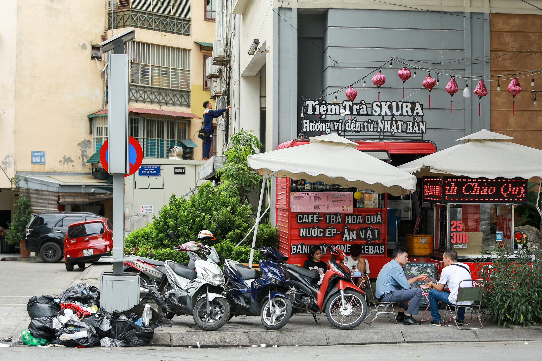 Cảnh tượng nhếch nhác, xuống cấp của 2 tuyến phố kiểu mẫu ở Hà Nội sau 8 năm- Ảnh 11.