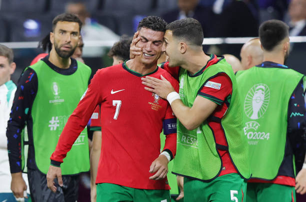 Đá hỏng penalty và chạm mốc đáng buồn, Ronaldo bật khóc- Ảnh 1.