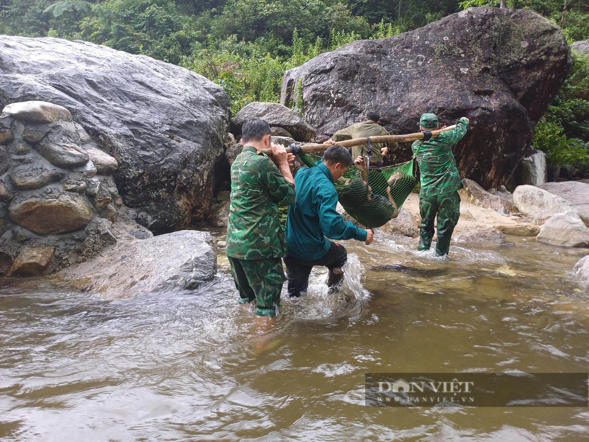 Bộ đội Biên phòng Lai Châu kịp thời cứu người đàn ông dân tộc Dao bị rơi xuống vực trong rừng- Ảnh 2.