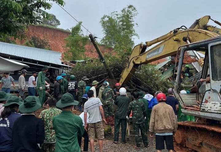 Thông tin mới vụ sạt lở đất vùi lấp một căn nhà ở Lâm Đồng, 2 người thương vong- Ảnh 1.