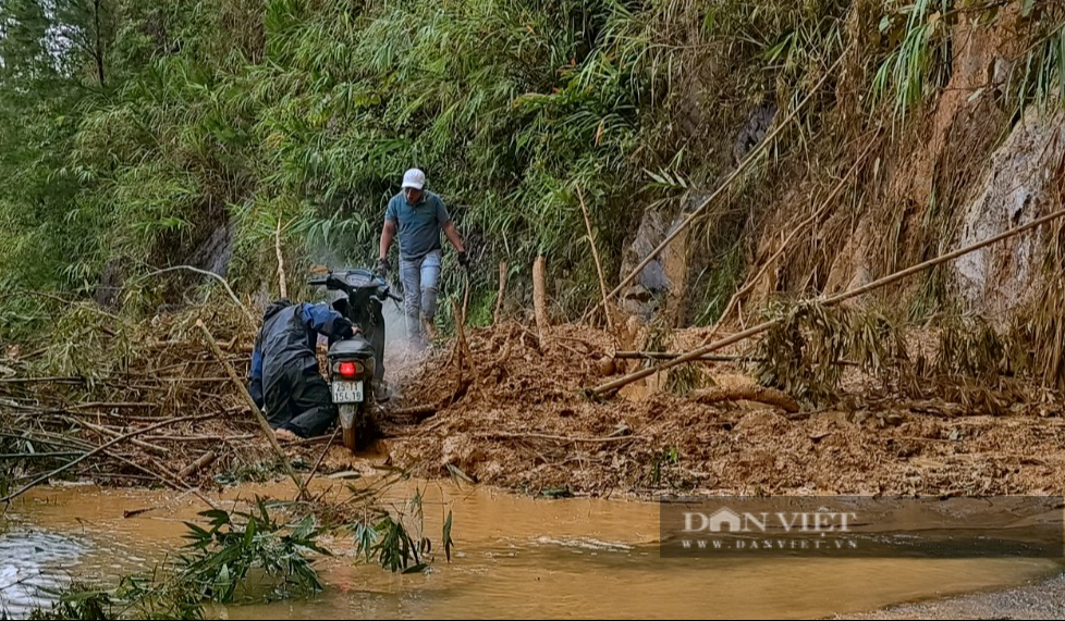 Mưa lớn gây sạt lở ở Mù Cang Chải (Yên Bái), đường đèo Khau Phạ nhiều đoạn bị chia cắt- Ảnh 1.