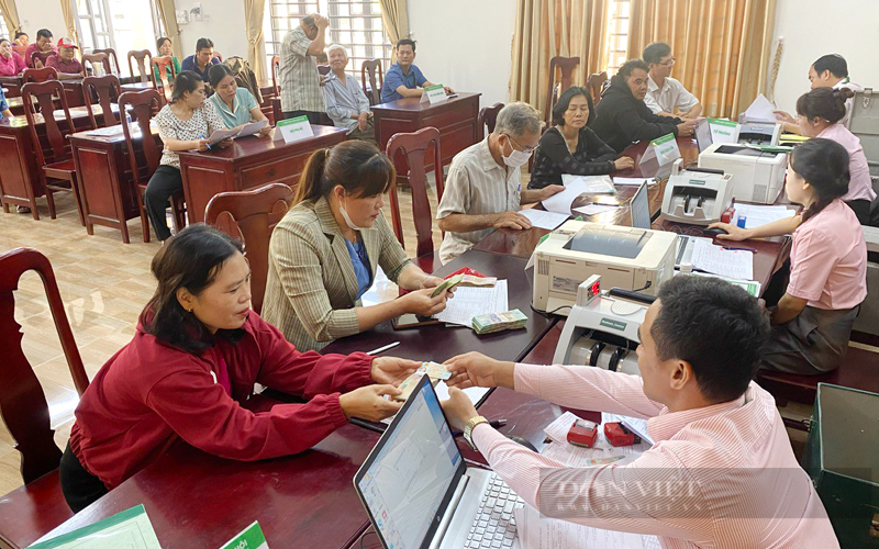 Một Tổ Tiết kiệm và vay vốn thuộc Hội Nông dân Bình Phước tham gia giao dịch với Ngân hàng Chính sách xã hội chi nhánh Bình Phước. Ảnh: Huyền Trang