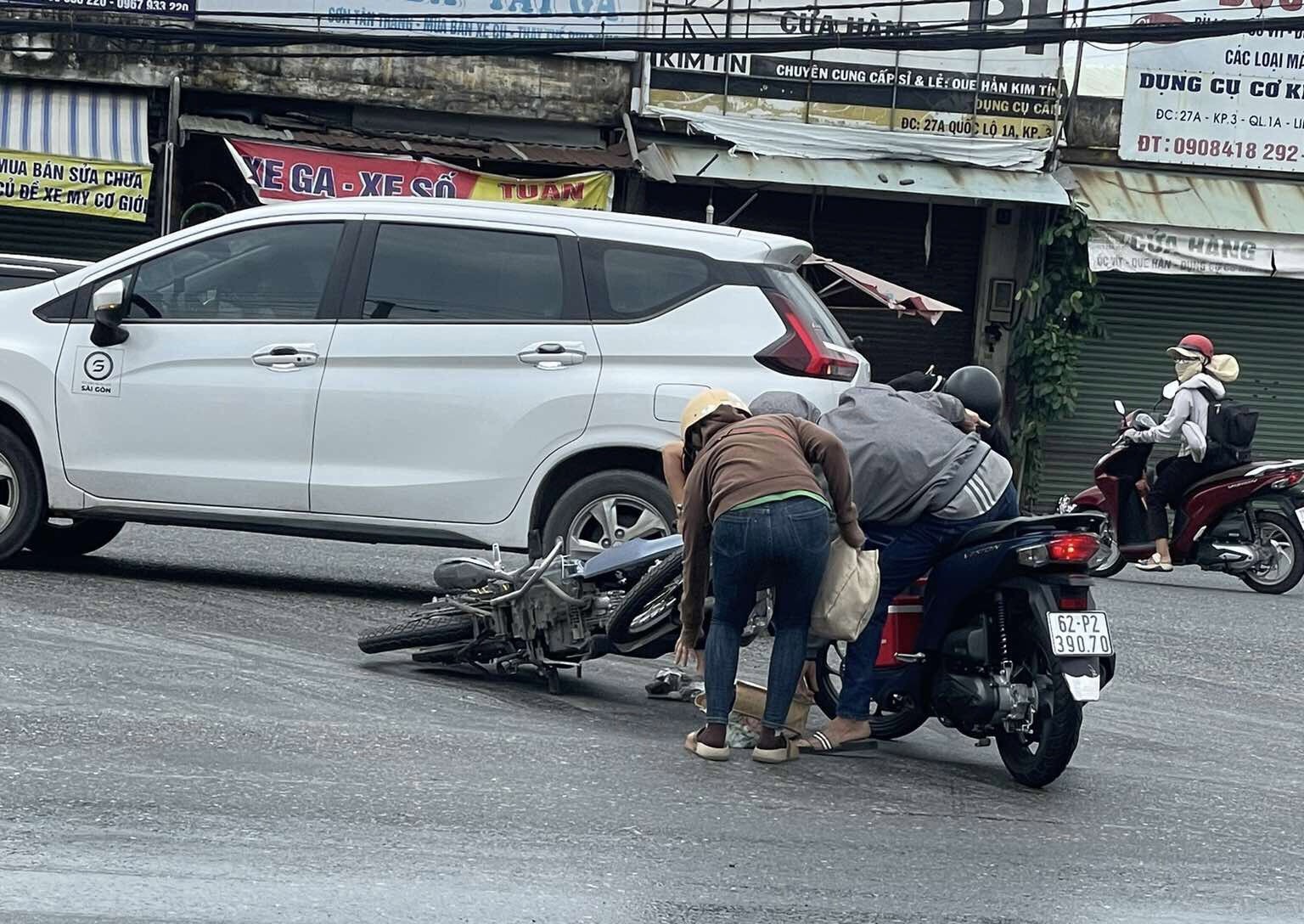 Hàng loạt xe máy bị ngã vì vệt dầu nhớt trên đường- Ảnh 2.