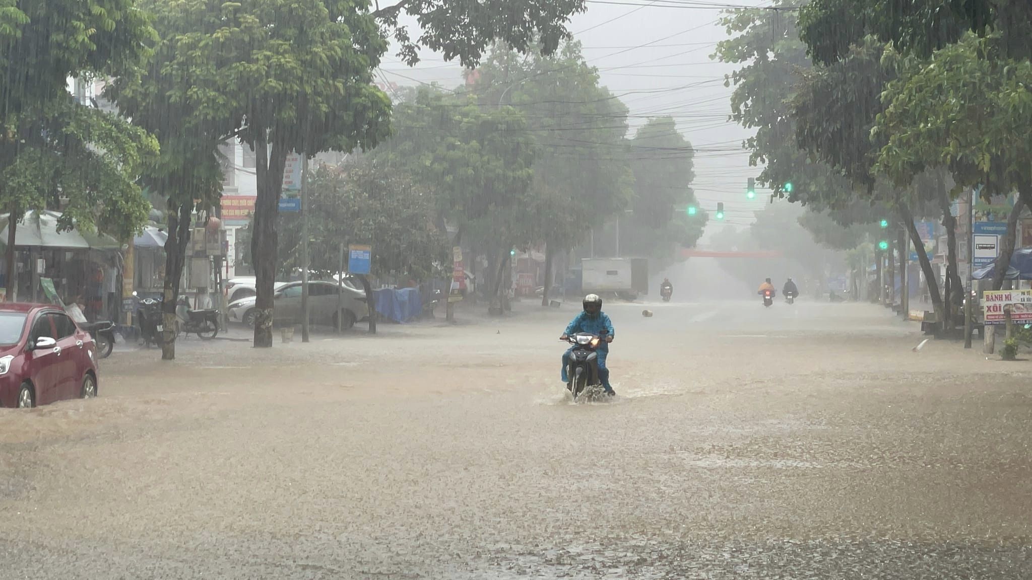 Phó Chủ tịch UBND tỉnh Sơn La khác phục mưa lớn tại Thuận Châu- Ảnh 4.