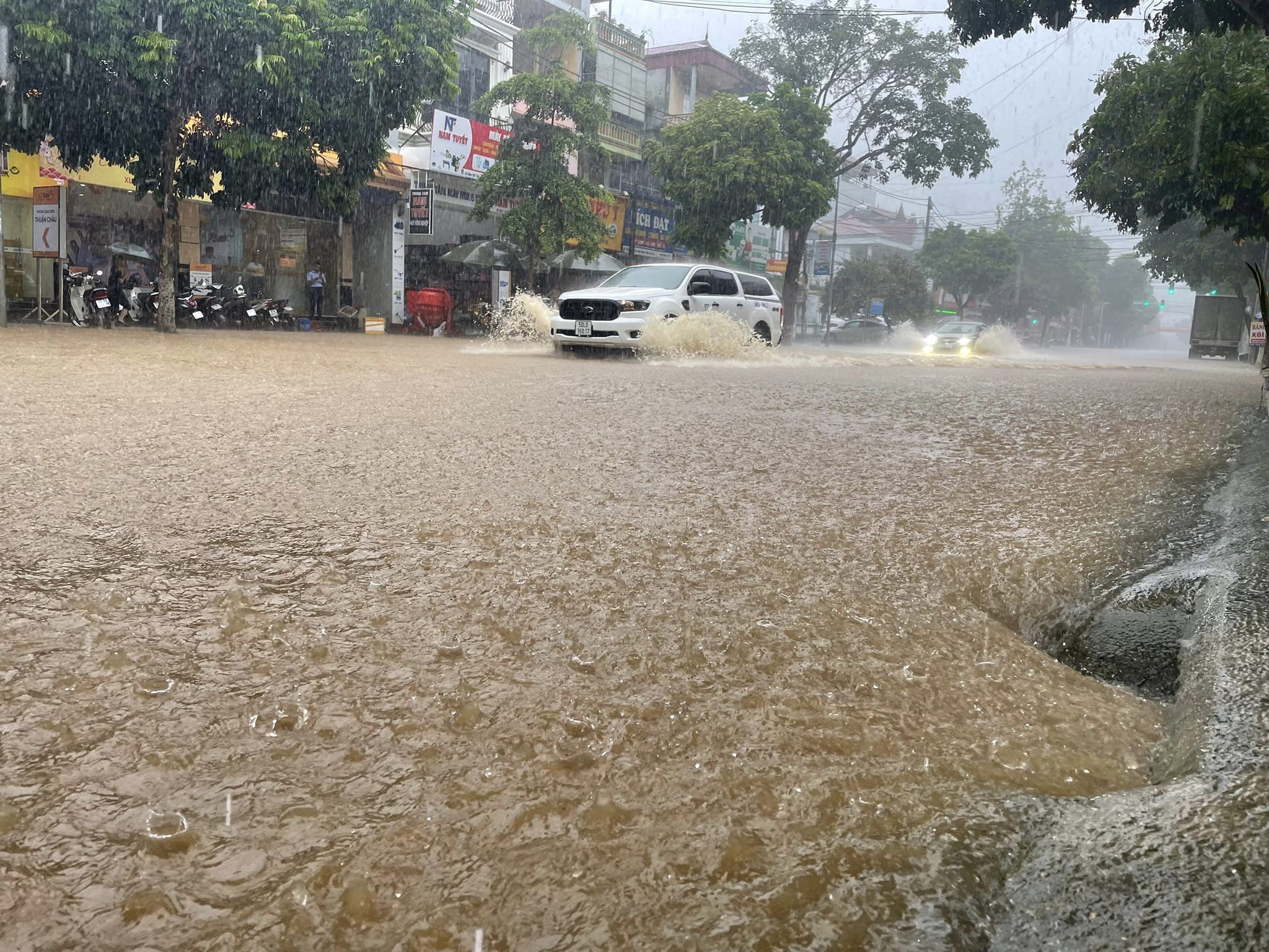 Phó Chủ tịch UBND tỉnh Sơn La khác phục mưa lớn tại Thuận Châu- Ảnh 3.