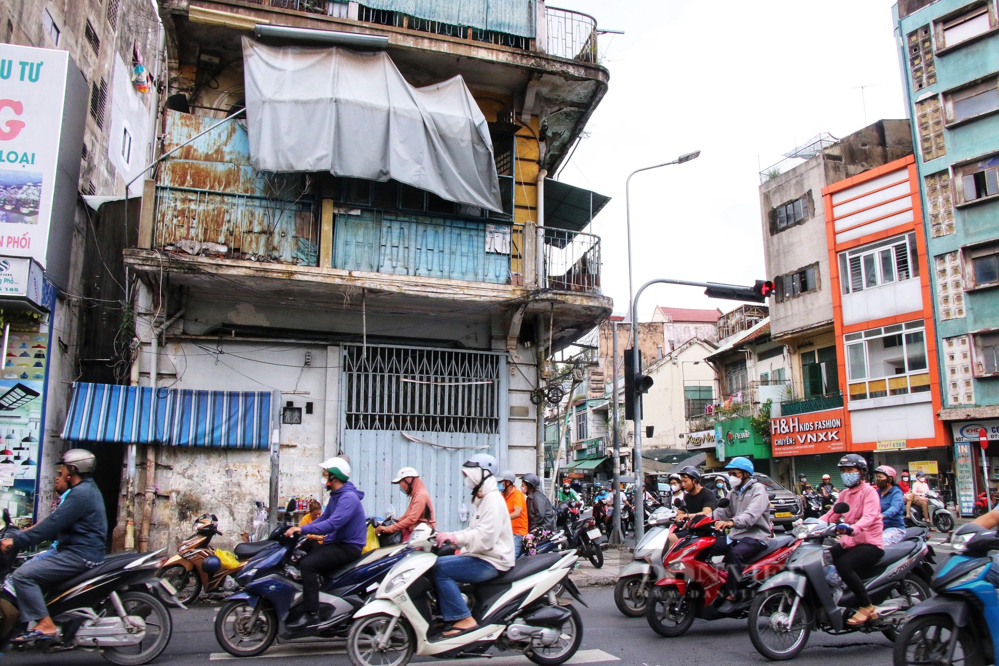 "Quả bom" ngay mặt tiền đường lớn ở TP.HCM- Ảnh 1.