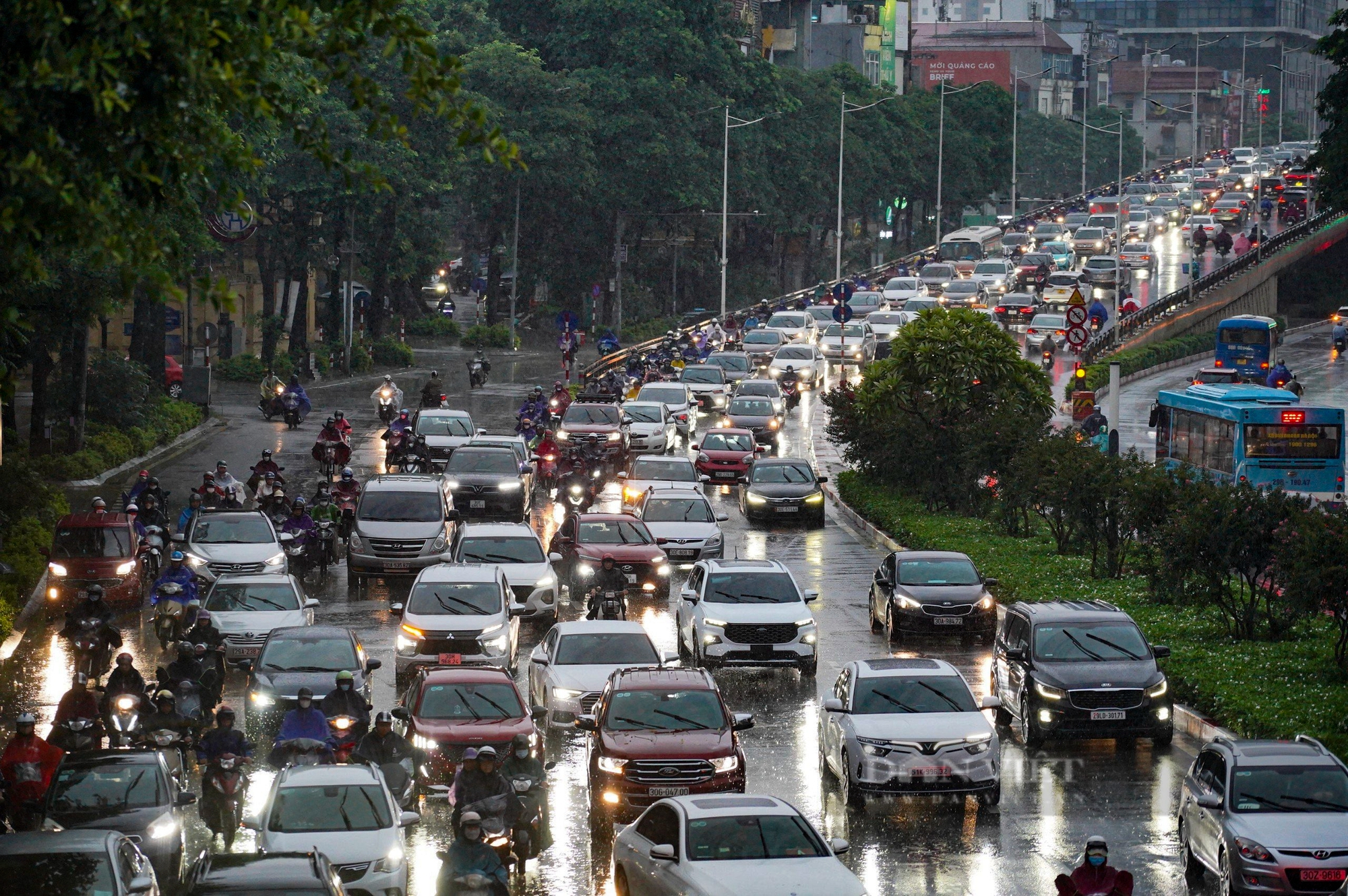 Mưa lớn do bão số 2 khiến trời Hà Nội tối sầm, xe cộ phải bật đèn giữa ban ngày- Ảnh 6.