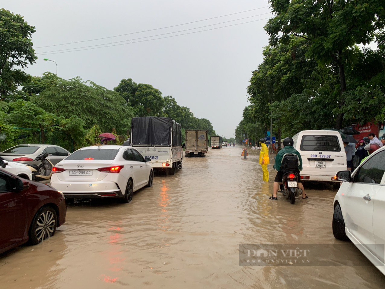 Đại lộ Thăng Long ngập như sông, nhiều ôtô chết máy phải dừng chờ cứu hộ vì mưa lớn- Ảnh 1.