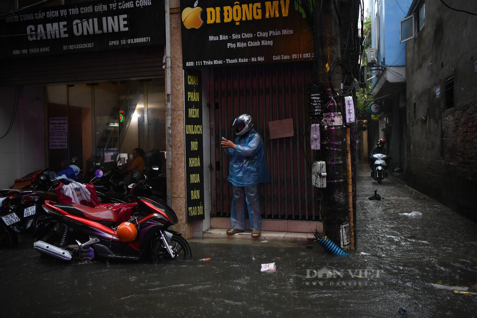 Đại lộ Thăng Long ngập như sông, nhiều ôtô chết máy phải dừng chờ cứu hộ vì mưa lớn- Ảnh 12.