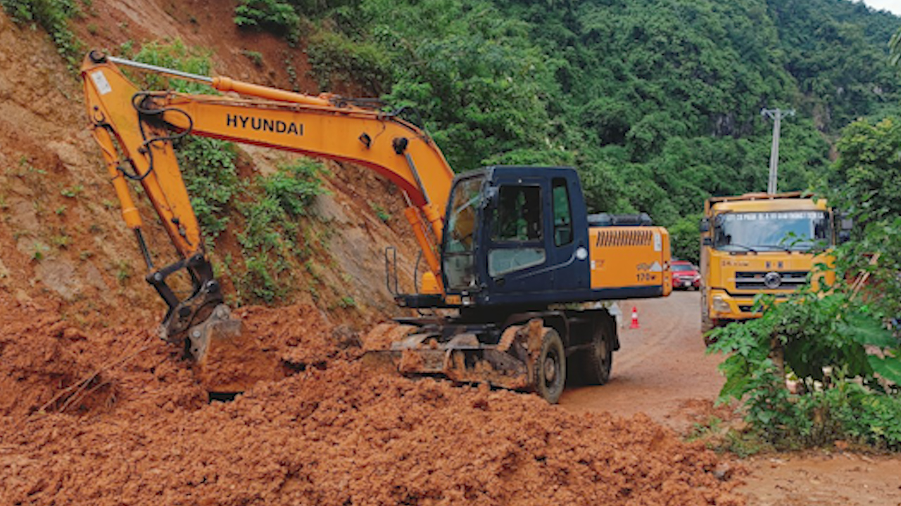 Mưa lớn gây ngập nhà cửa, hoa màu của người dân ở Sơn La- Ảnh 2.