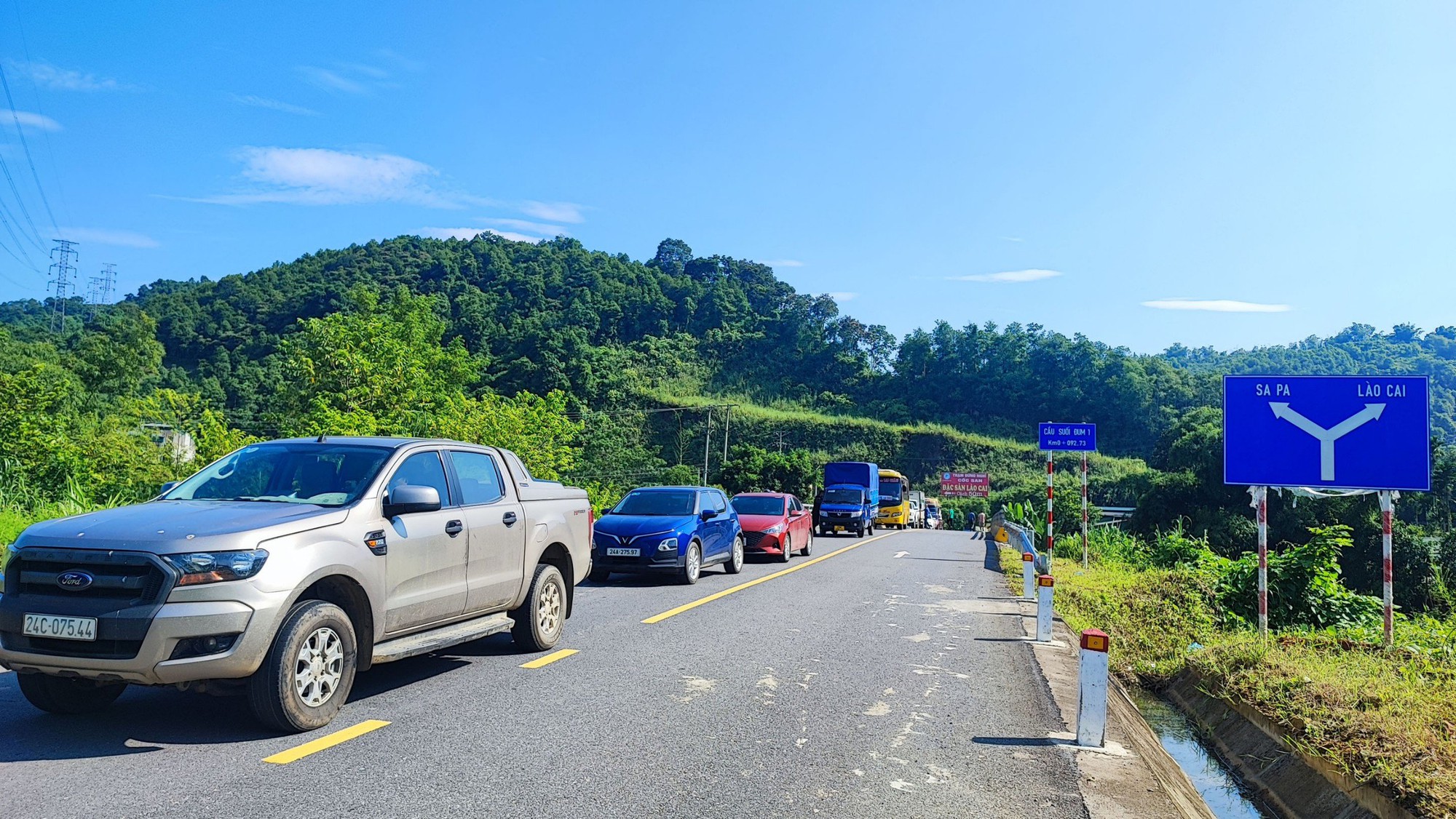 Sạt lở đất, đá Quốc lộ 4D đi Sa Pa, các phương tiện di chuyển theo đường tỉnh lộ 155 mới- Ảnh 2.