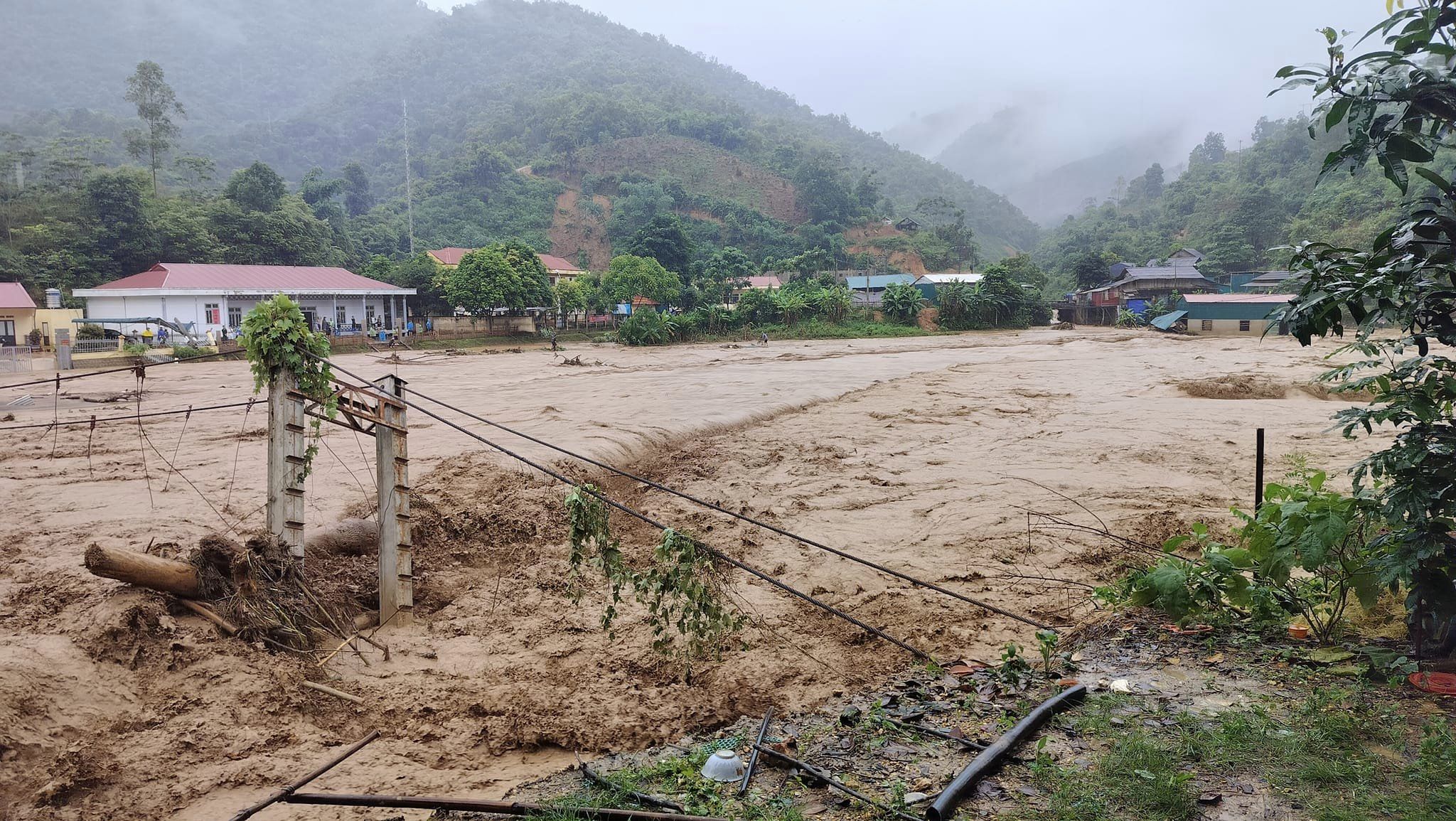 Mưa lớn gây lũ quét, sạt lở đất thiệt hại về người và tài sản ở Sơn La- Ảnh 2.