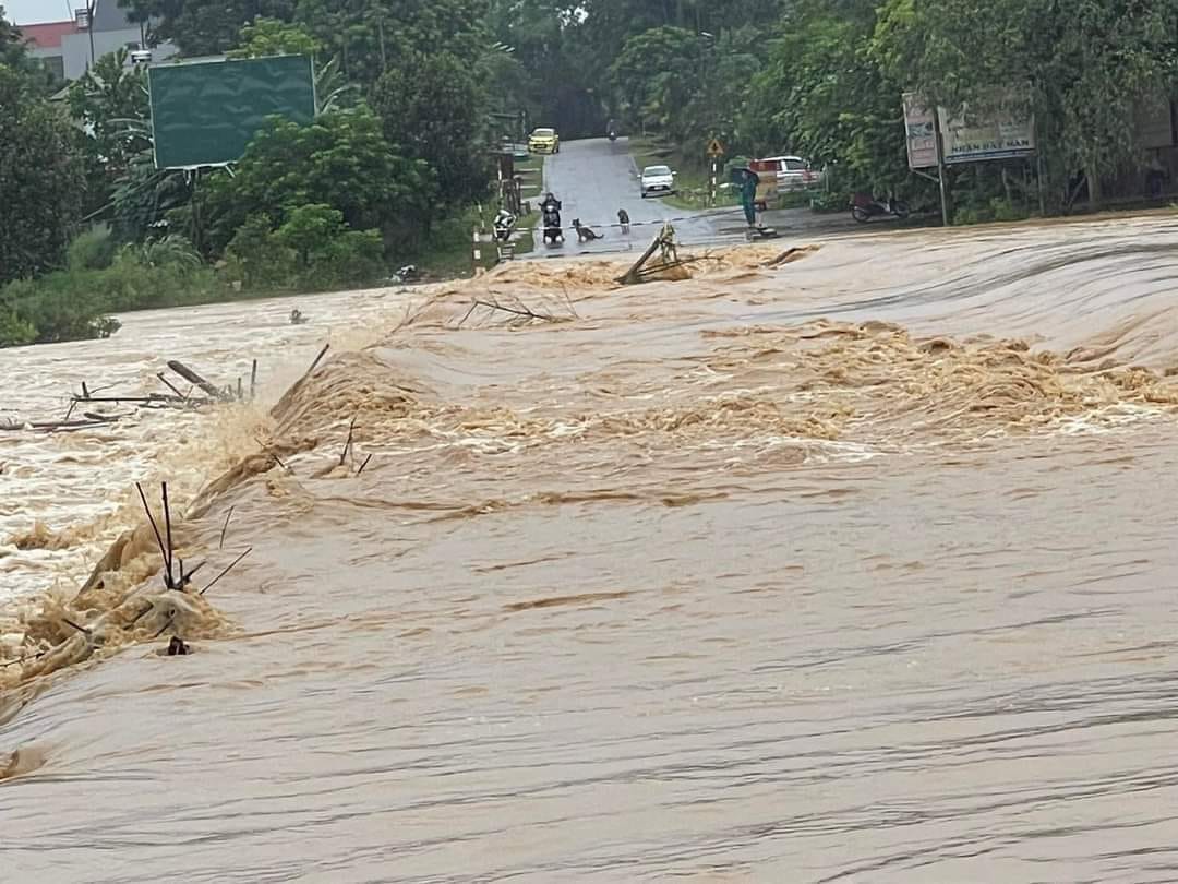 Mưa lũ, lở đất ở Hòa Bình khiến hơn 200 ngôi nhà ngập nước, trôi đồ đạc- Ảnh 2.