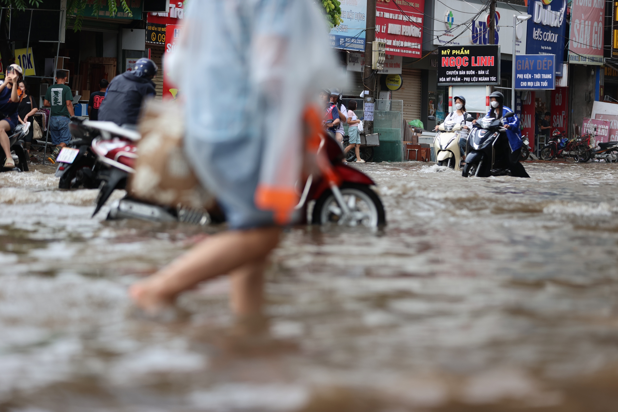 6 giờ tới, miền Bắc tiếp tục mưa lớn, cảnh báo nguy cơ lụt, sạt lở ở nhiều tỉnh rất cao- Ảnh 1.