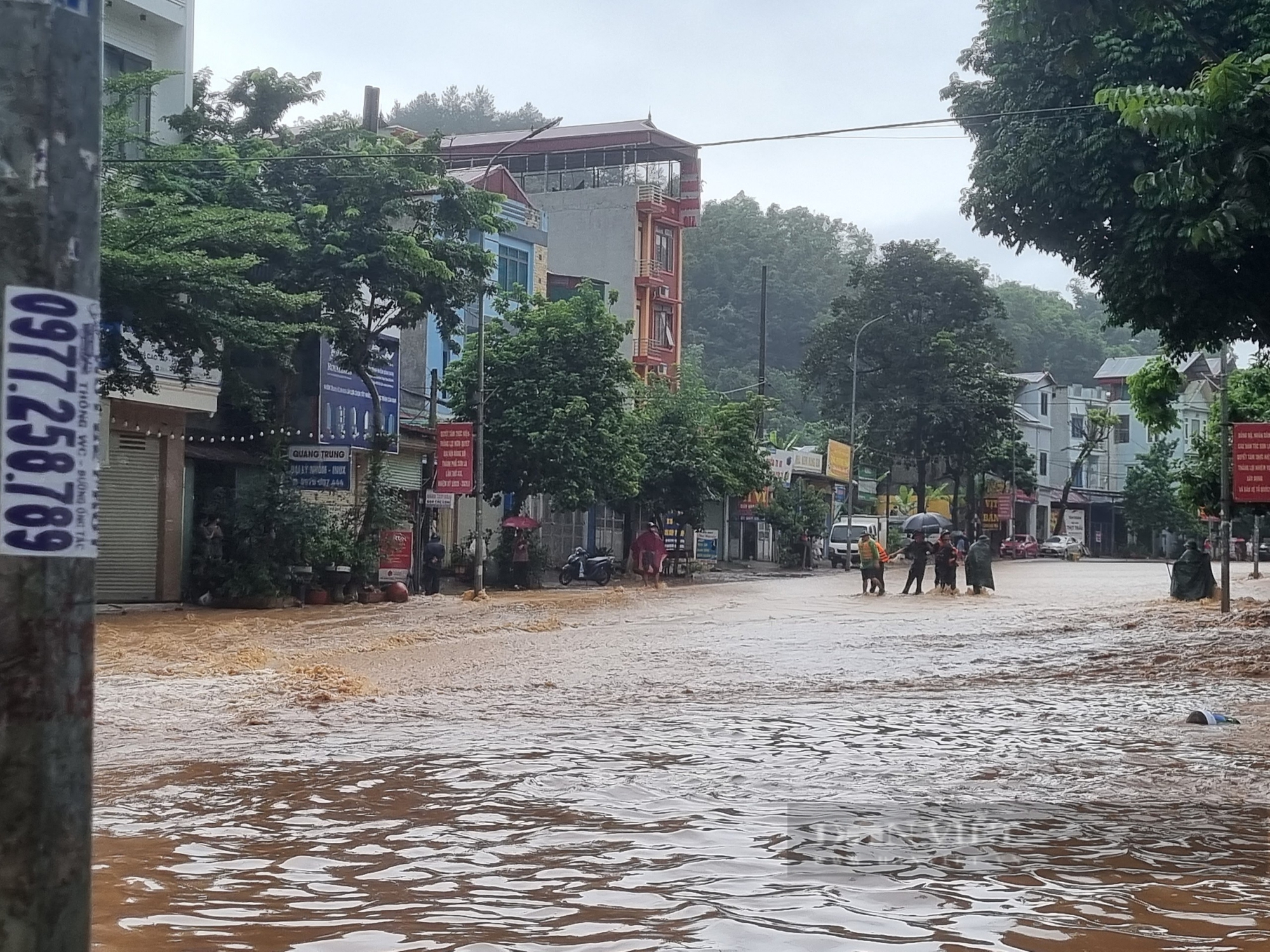 Mưa lớn chưa từng có, người dân Sơn La oằn mình chống lũ trong đêm- Ảnh 3.