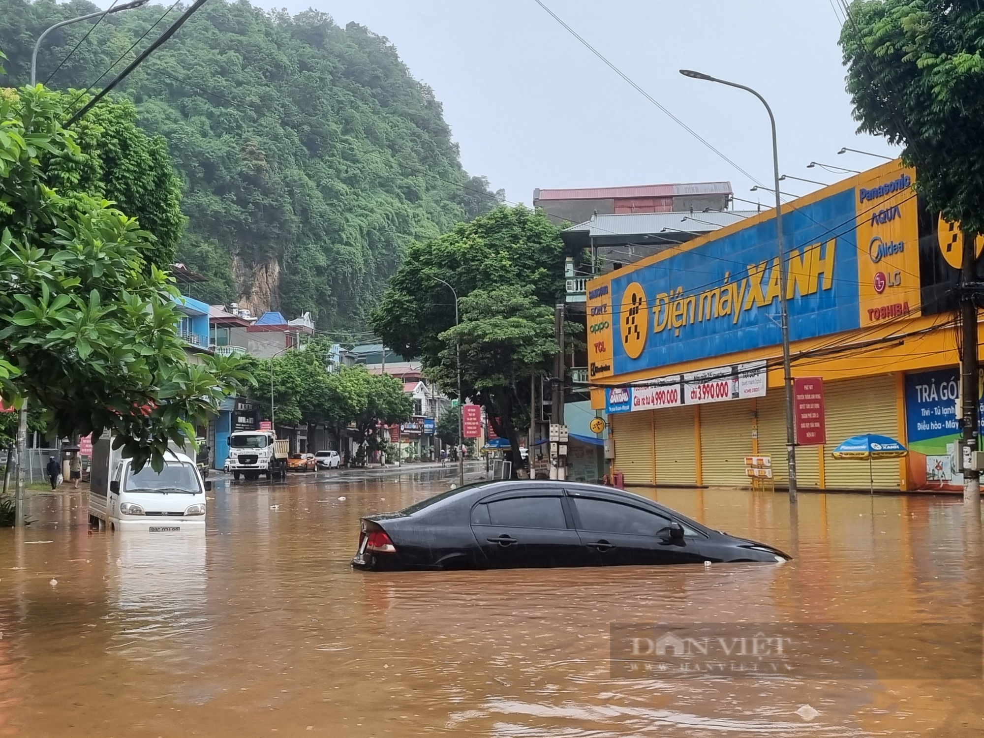 Mưa lớn chưa từng có, người dân Sơn La oằn mình chống lũ trong đêm- Ảnh 6.