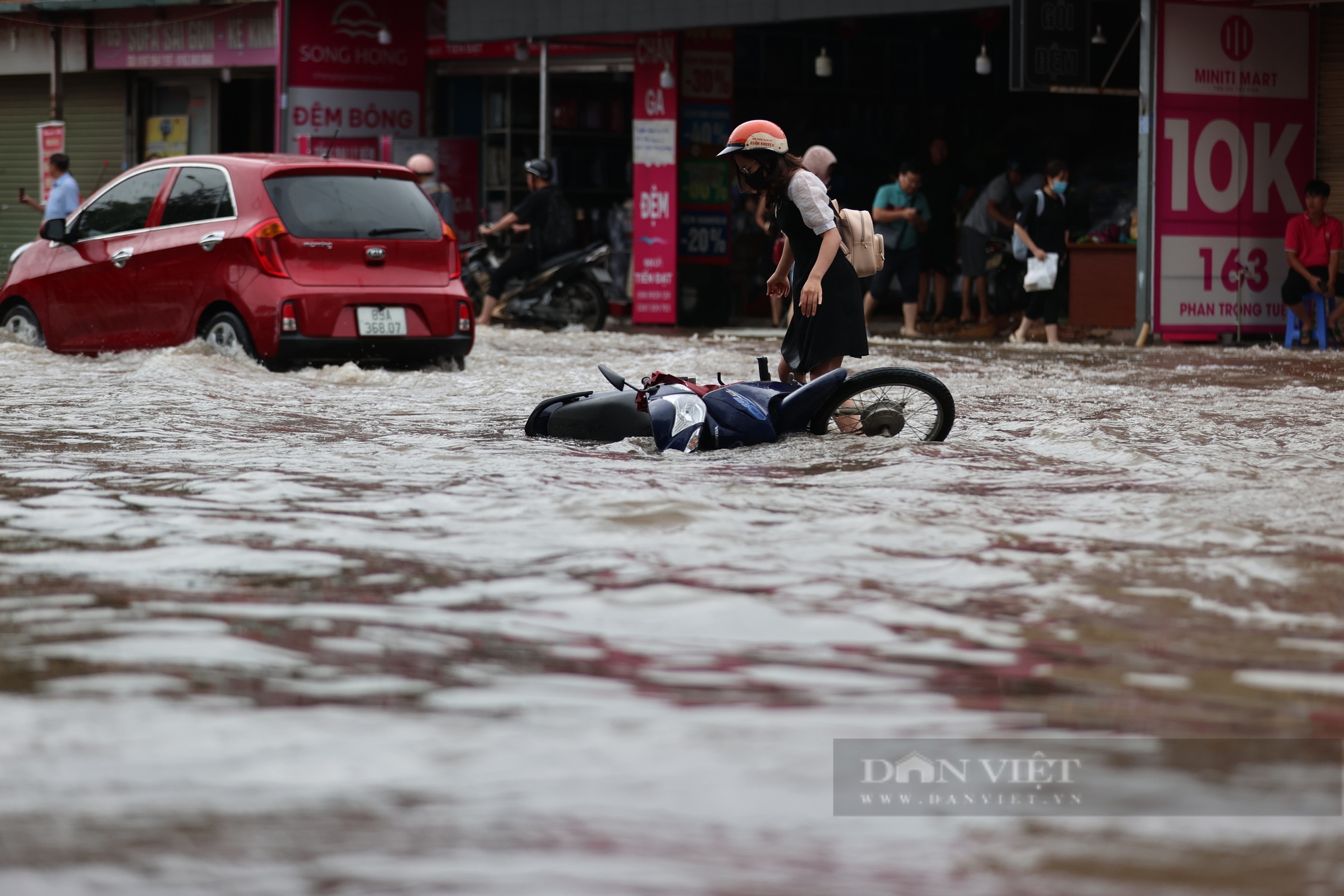 Xe máy ngã sõng soài trên đường phố Hà Nộido ngập lụt nặng nề- Ảnh 4.