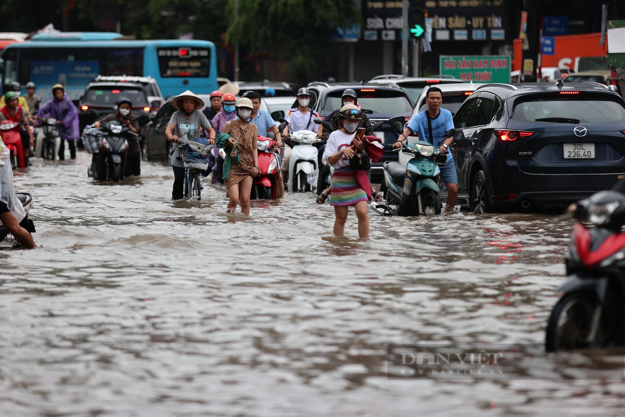 Xe máy ngã sõng soài trên đường phố Hà Nộido ngập lụt nặng nề- Ảnh 8.