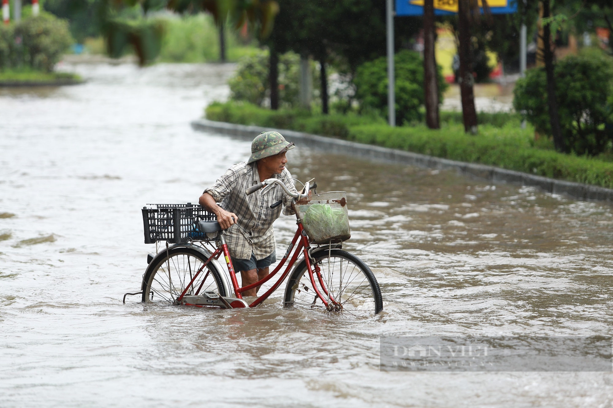 Xe máy ngã sõng soài trên đường phố Hà Nộido ngập lụt nặng nề- Ảnh 5.