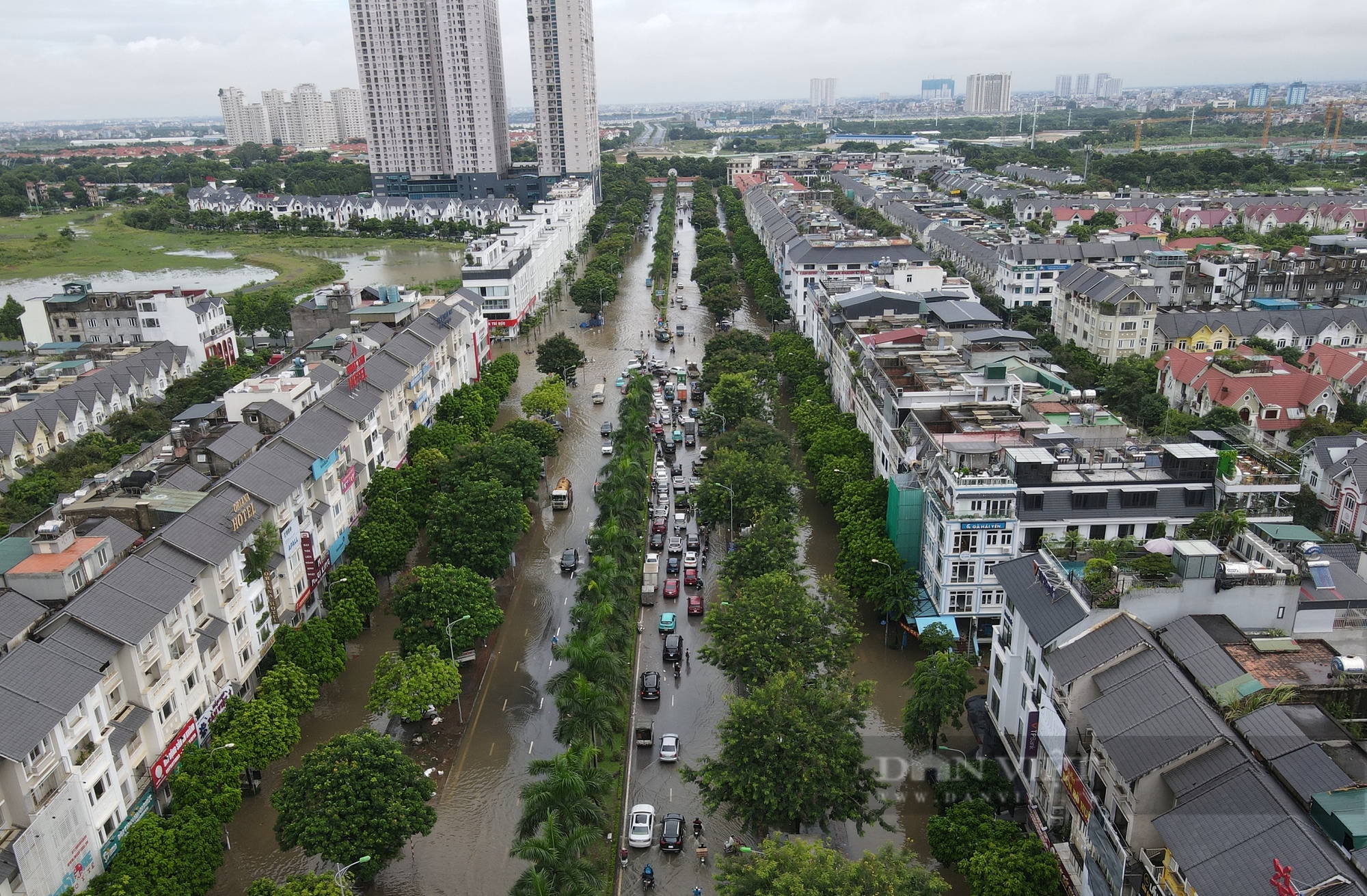 Hà Nội: Nút giao Lê Trọng Tấn - Đại lộ Thăng Long ngập nặng, hàng loạt ô tô, xe máy chết máy giữa đường- Ảnh 1.