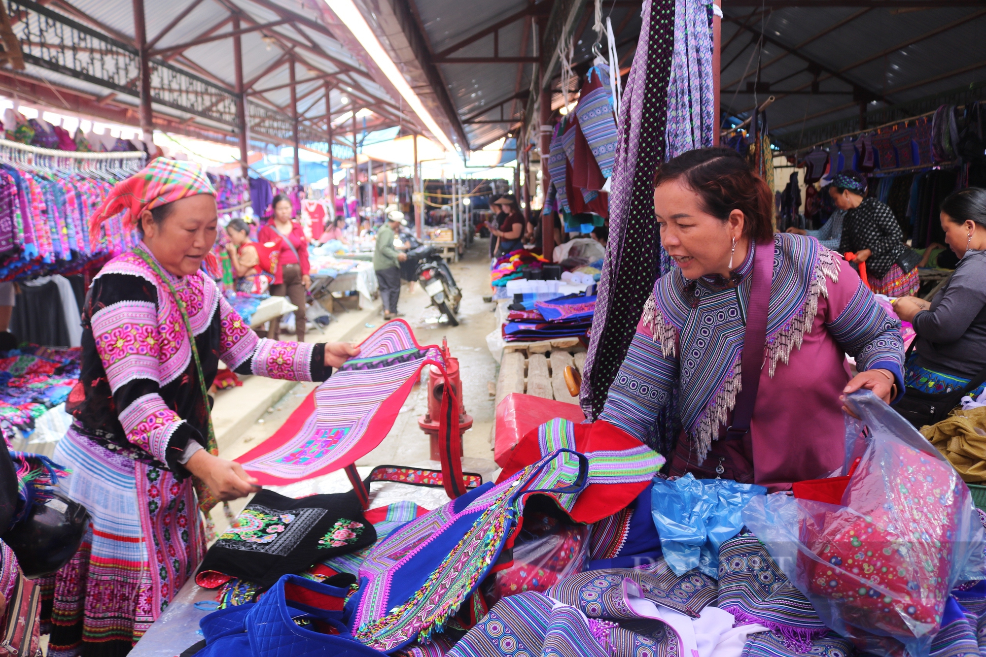 Ấn tượng phiên chợ vùng cao Sín Chéng ở Lào Cai - Ảnh 5.