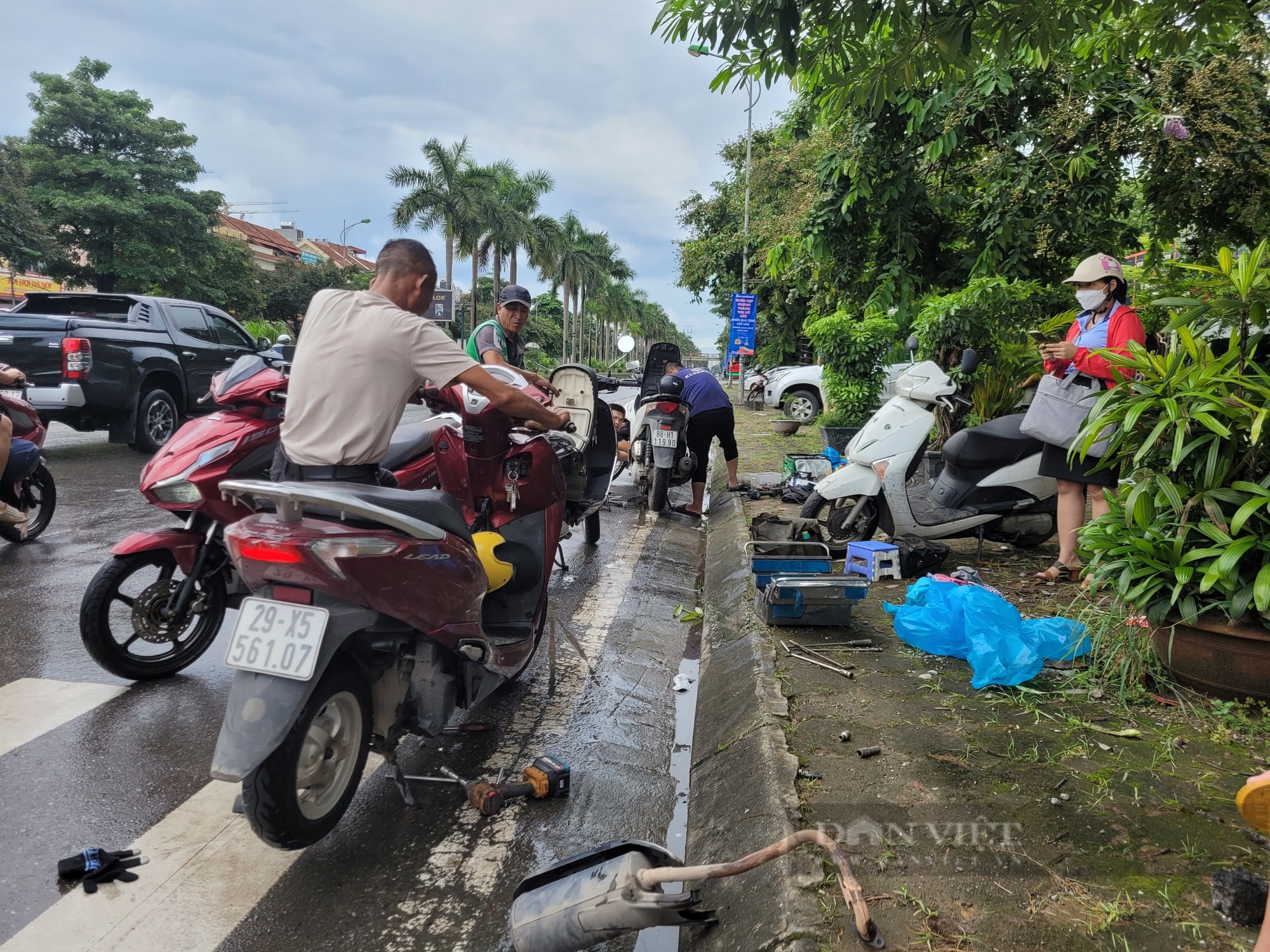 Hà Nội: Thợ sửa xe máy di dộng kiếm tiền triệu ở những điểm ngập lụt- Ảnh 2.