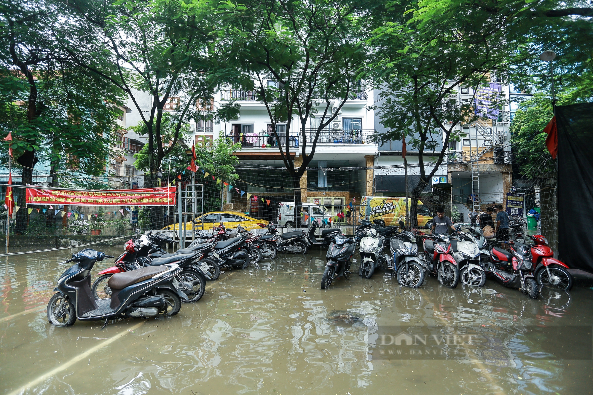 Hàng chục chiếc xe máy chìm nghỉm trong hầm chung cư mini, người dân chật vật "bơi" cứu tài sản- Ảnh 9.