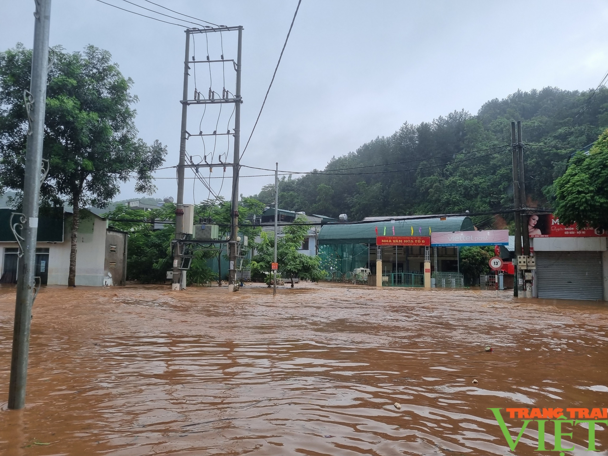 Mưa lớn xuyên đêm, nước lũ cuồn cuộn ập về làm 6 người chết và mất tích ở Sơn La- Ảnh 2.