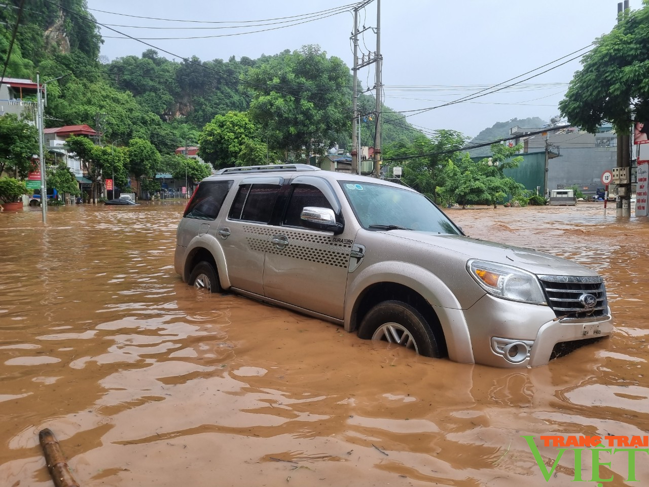 Mưa lớn xuyên đêm, nước lũ cuồn cuộn ập về làm 6 người chết và mất tích ở Sơn La- Ảnh 3.