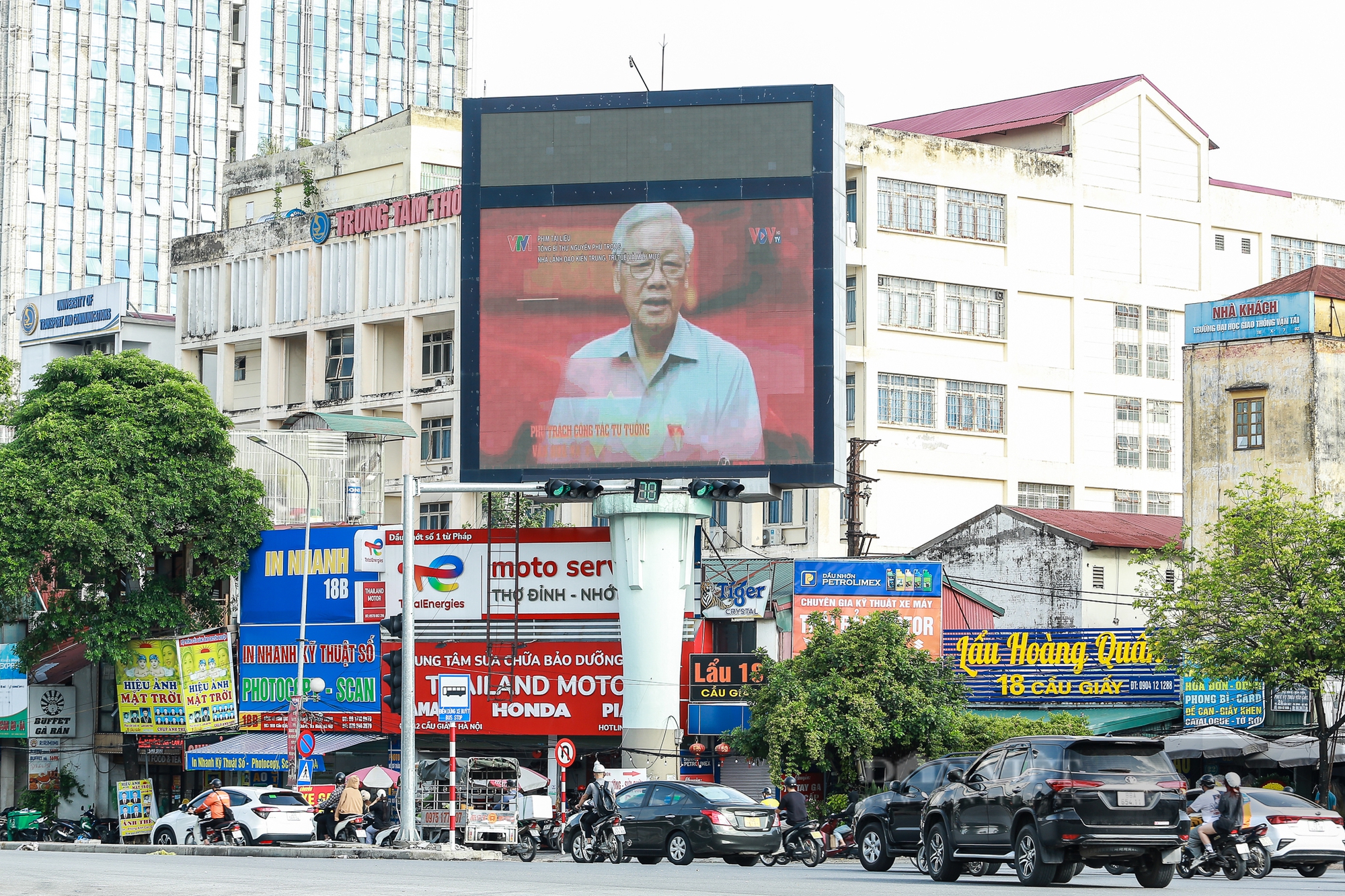 Bộ phim tài liệu tưởng nhớ Tổng Bí thư Nguyễn Phú Trọng được chiếu trên khắp đường phố Hà Nội- Ảnh 3.