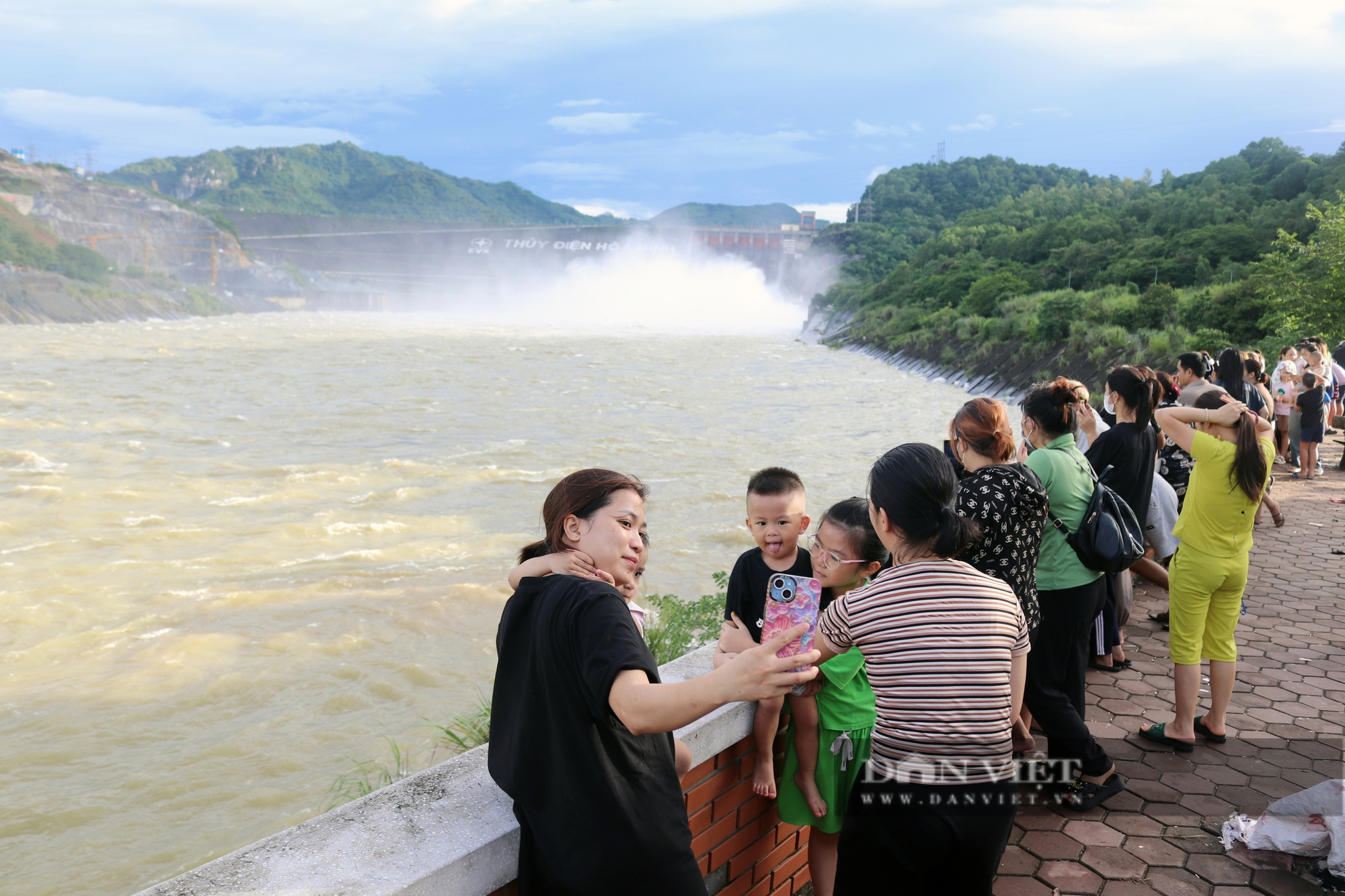 Bất chấp khuyến cáo, người dân vẫn kéo đến xem Thủy điện Hòa Bình xả lũ- Ảnh 2.