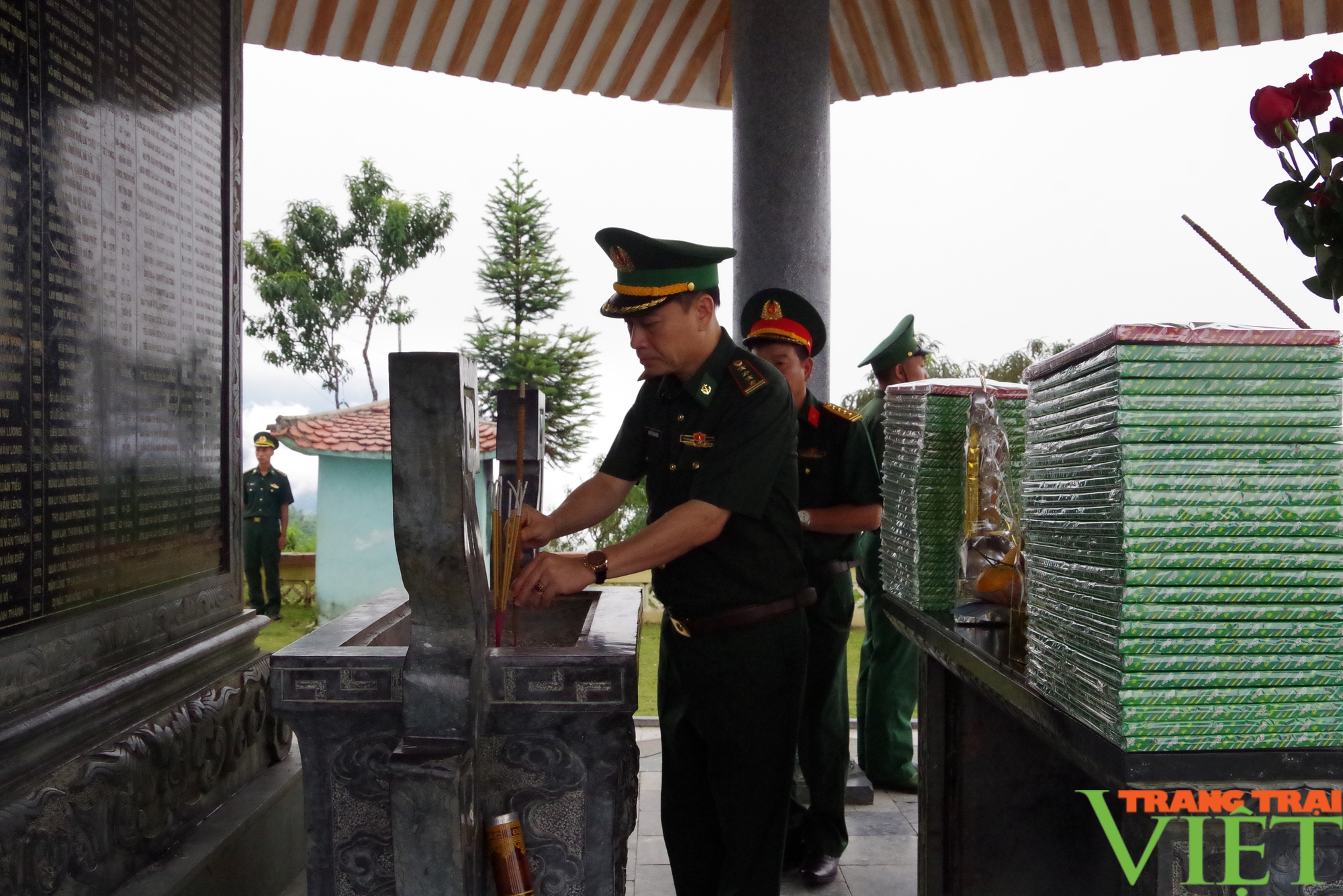 Bộ đội Biên phòng tỉnh Lai Châu dâng hoa, dâng hương tưởng niệm các anh hùng liệt sĩ tại biên giới- Ảnh 3.