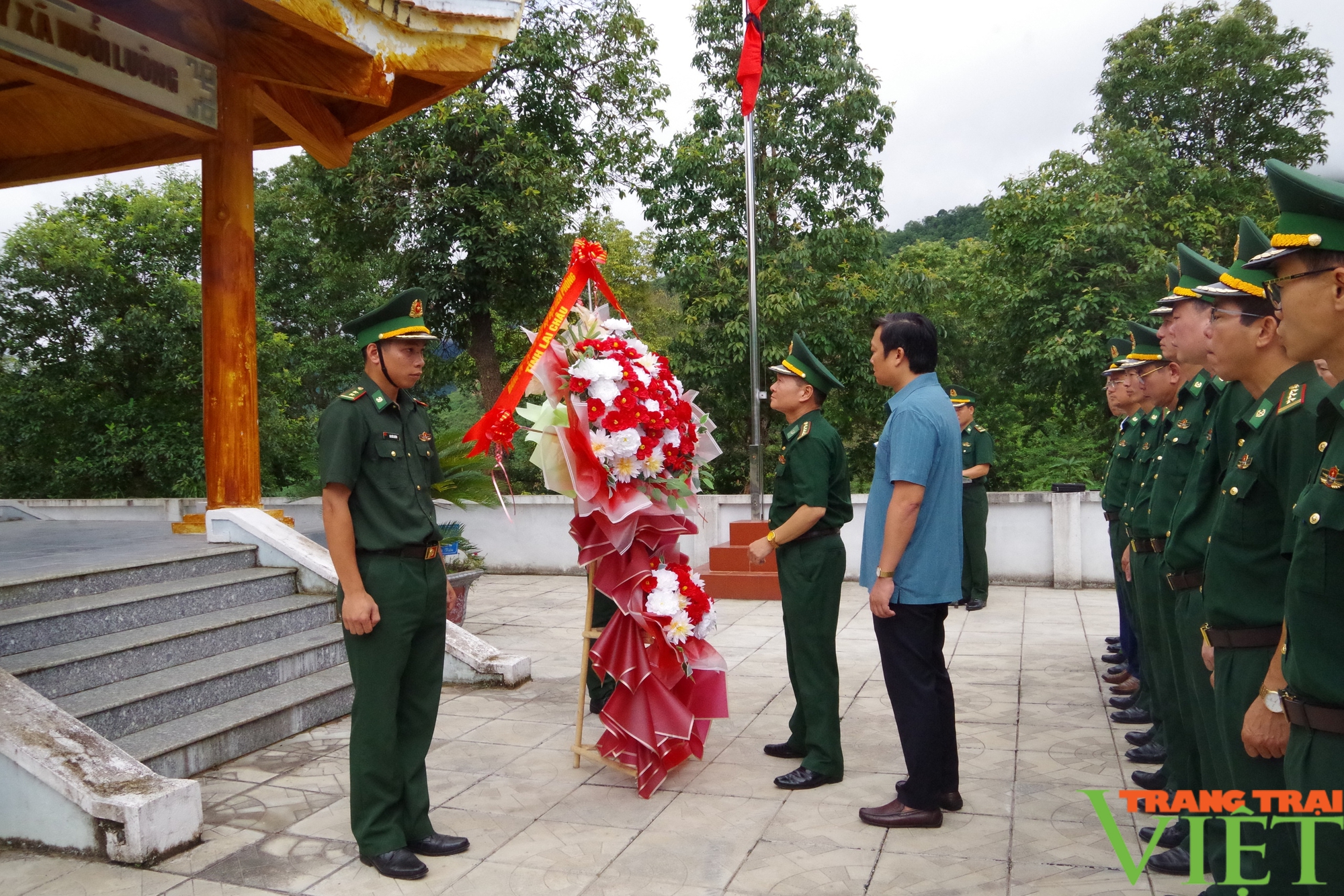 Bộ đội Biên phòng tỉnh Lai Châu dâng hoa, dâng hương tưởng niệm các anh hùng liệt sĩ tại biên giới- Ảnh 4.